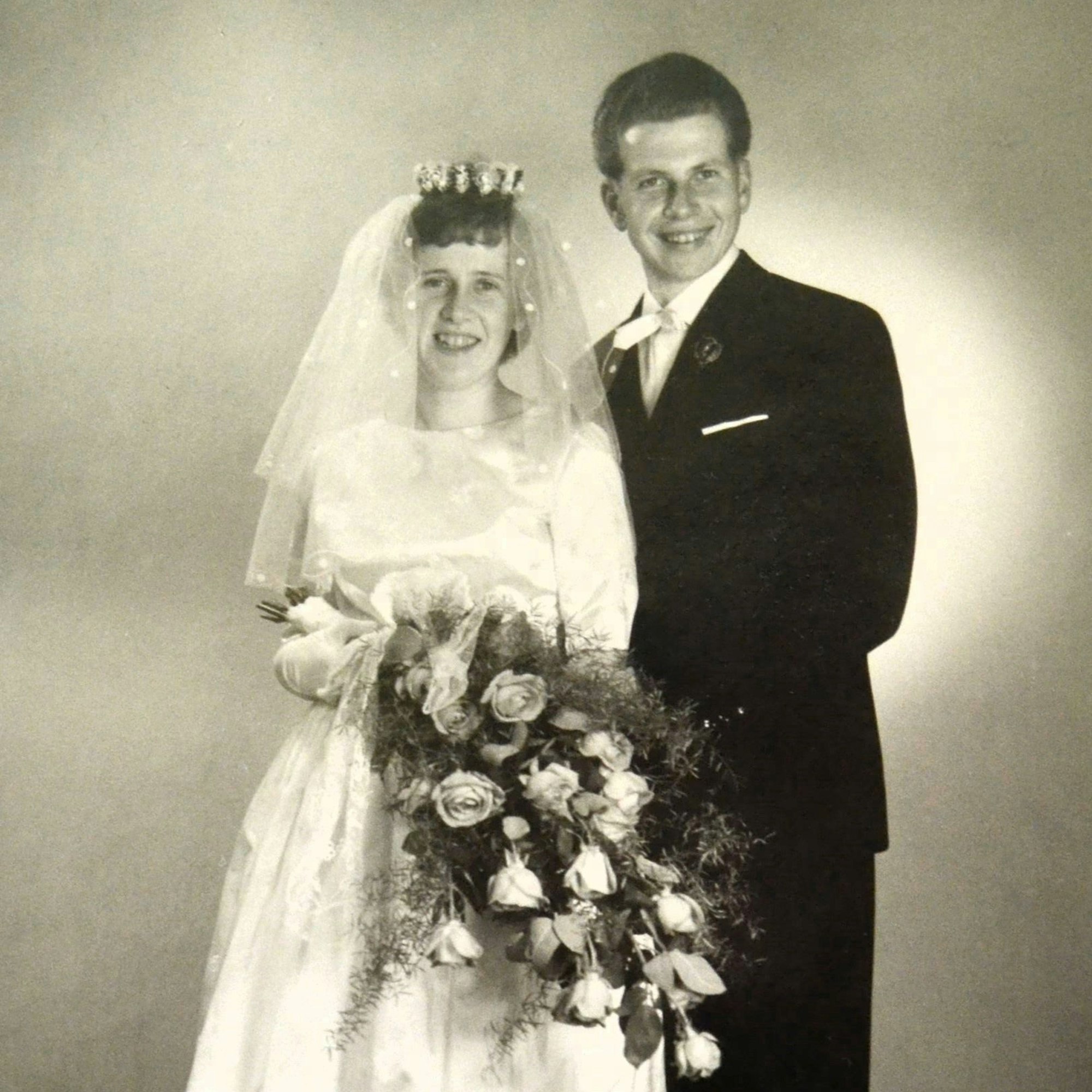 Ein altes Hochzeitsfoto in schwarz-weiß.