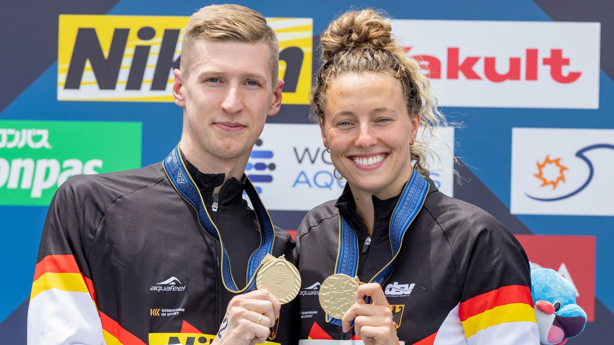 Florian Wellbrock und Leonie Beck präsentieren ihre Goldmedaillen.