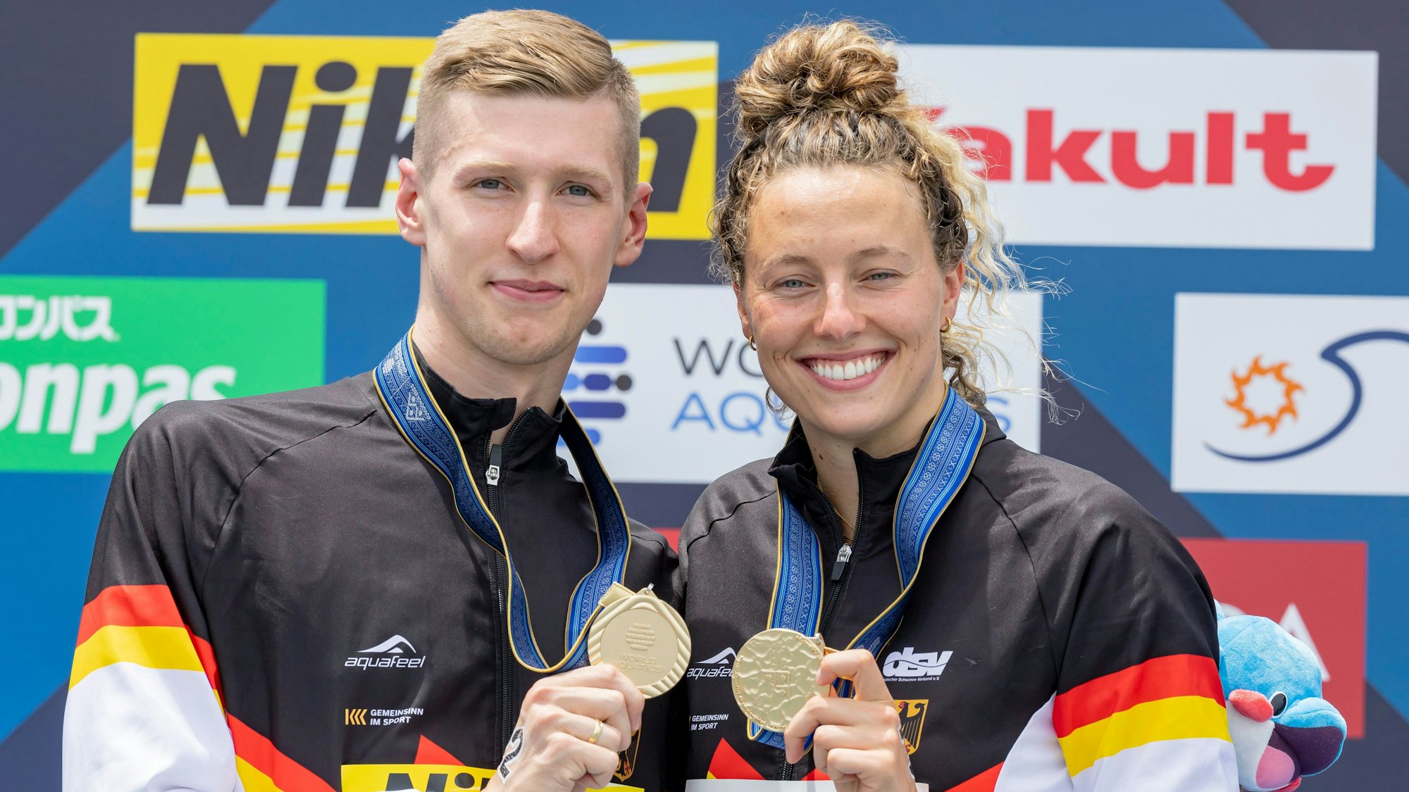 Florian Wellbrock und Leonie Beck präsentieren ihre Goldmedaillen.