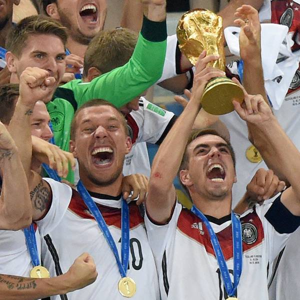 Jubel in Brasilien: Im Jahr 2014 hielten Lukas Podolski (l) und Thomas Müller (r) gemeinsam mit Philipp Lahm (M) den WM-Pokal hoch.