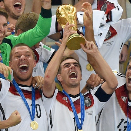 Jubel in Brasilien: Im Jahr 2014 hielten Lukas Podolski (l) und Thomas Müller (r) gemeinsam mit Philipp Lahm (M) den WM-Pokal hoch.