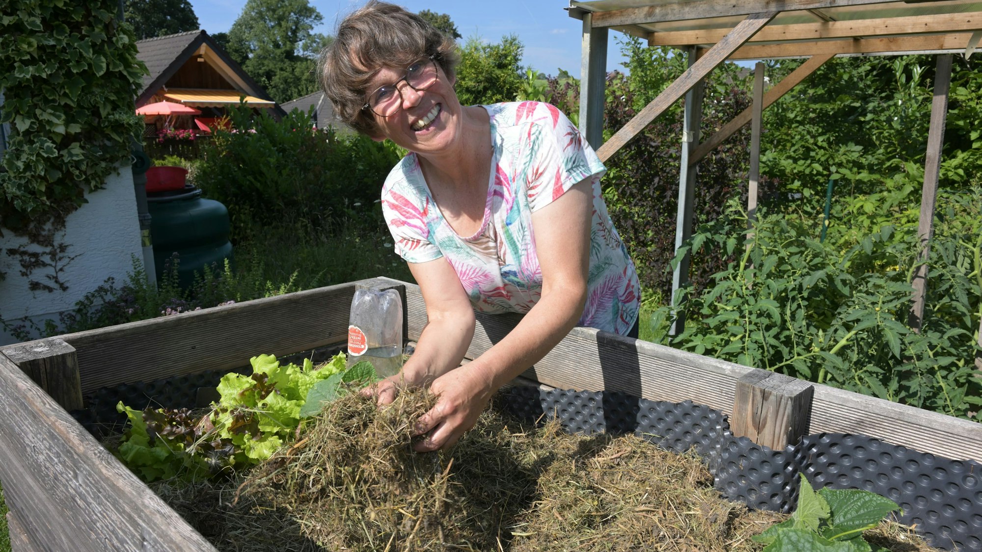 Heike Häusler hält Mulche in der Hand.