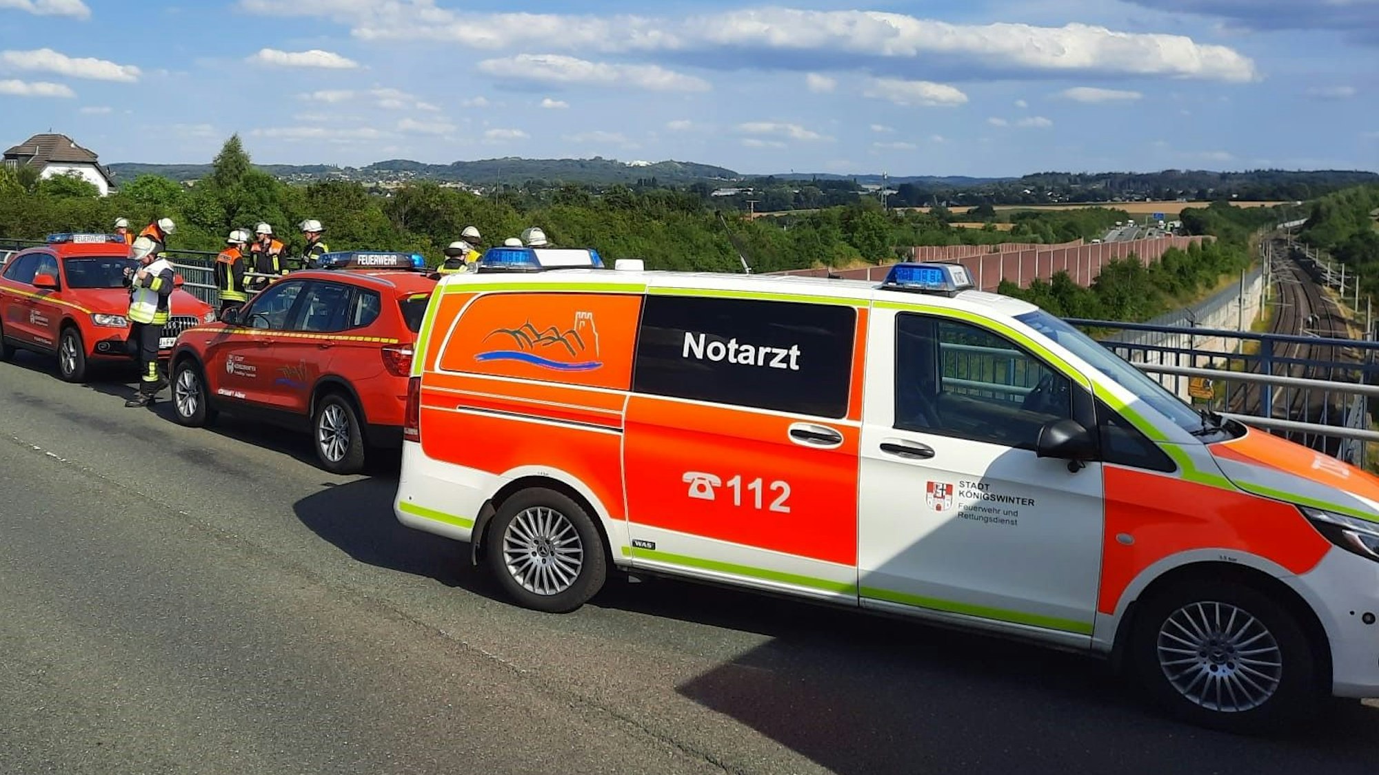 Zahlreiche Einsatzfahrzeuge stehen auf der Brücke der Landstraße 268 bei Königswinter-Thomasberg.