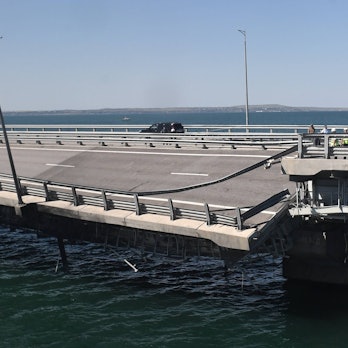 Der mutmaßlich ukrainischen Angriff auf die Krim-Brücke hat deutliche Schäden an dem strategisch wichtigen Bauwerk hinterlassen, wie ein Foto einer russischen Nachrichtenagentur zeigt. Erst im November soll die Brücke wieder vollbefahrbar sein, heißt es aus Moskau.