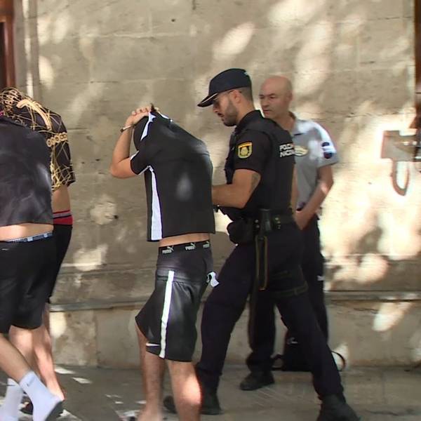 Polizisten führen die Verdächtigen zum Termin mit dem Haftrichter auf Mallorca. Gegen fünf Urlauber aus NRW sind auf Mallorca schwere Vorwürfe erhoben worden. Die Polizei ermittelt wegen einer Gruppenvergewaltigung.