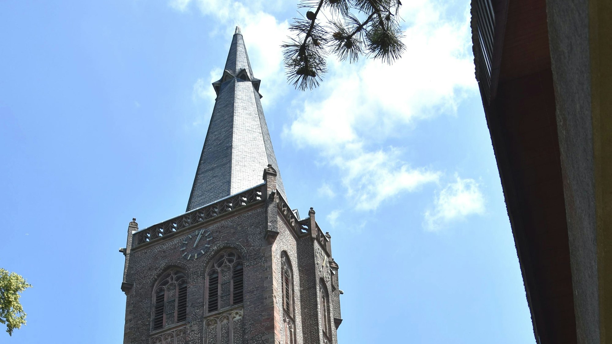 Bild 8: Die Niederembter Kirche