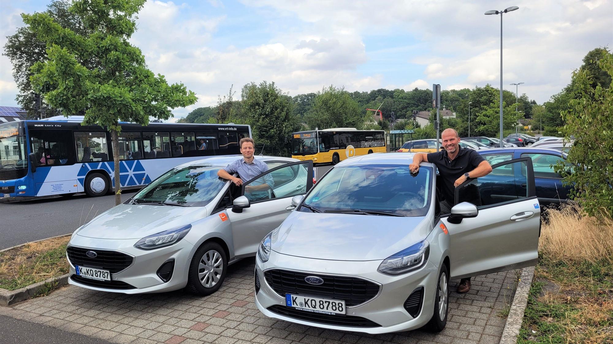 Auf dem Foto sind Laurenz Miehe (Cambio Rheinland) und Markus Auel (Gemeinde Kall) jeweils neben einem Ford Fiesta zu sehen.