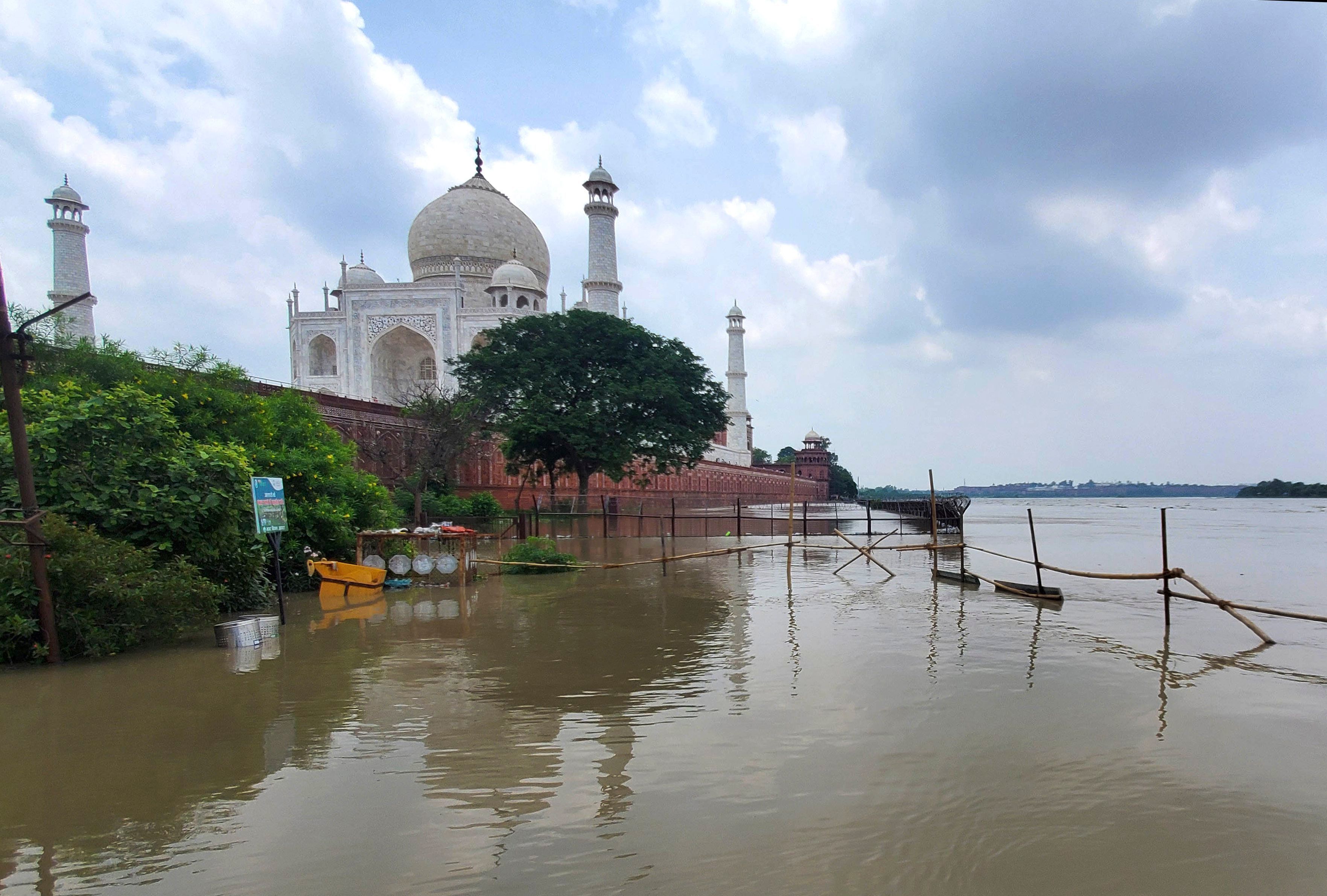 Blick auf den Fluss Yamuna, der zum ersten Mal seit 45 Jahren bis an den Rand des Taj Mahal angestiegen ist.