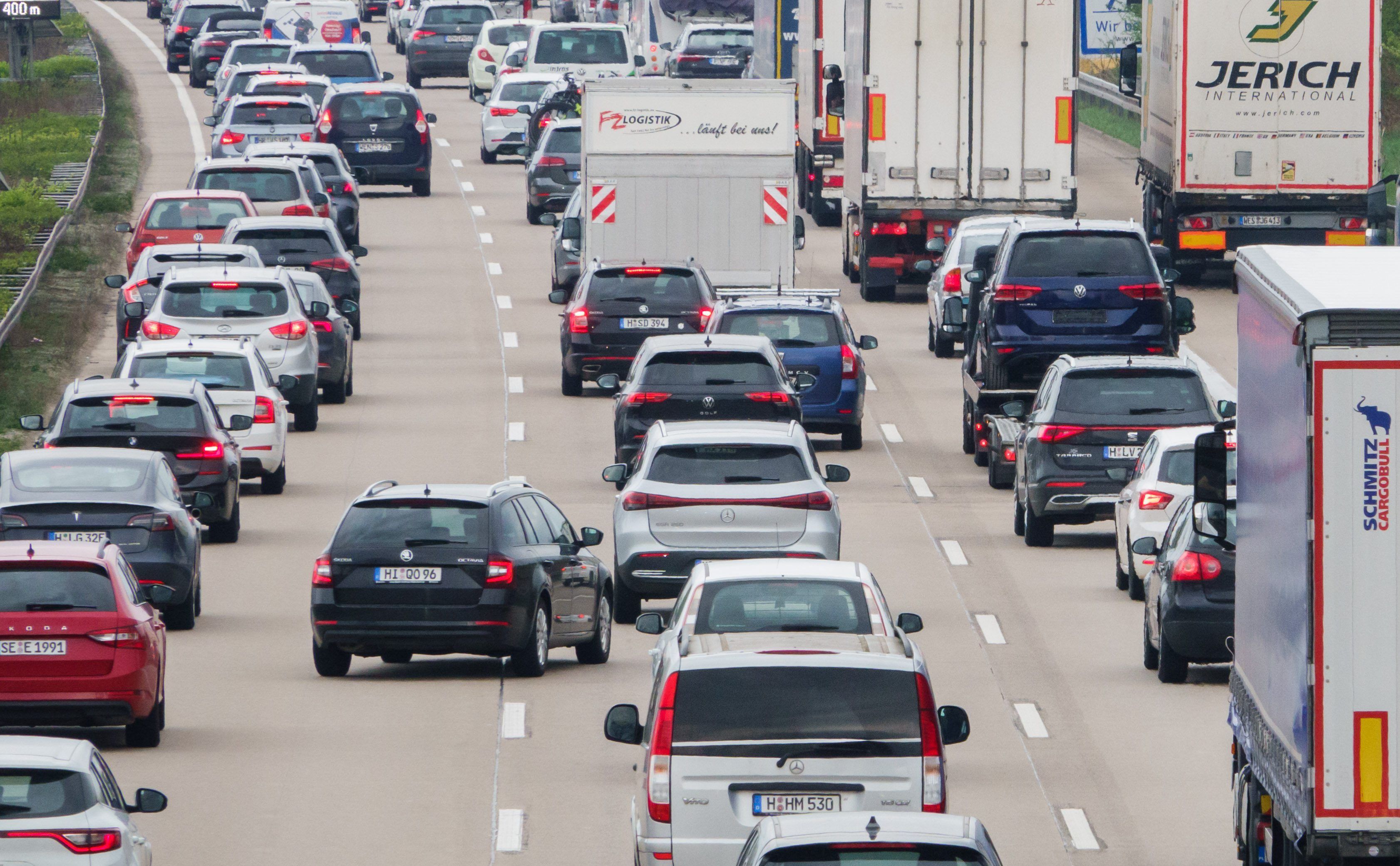 Autos stehen am Gründonnerstag auf der Autobahn A7 zwischen Hannover und Hildesheim im Stau.