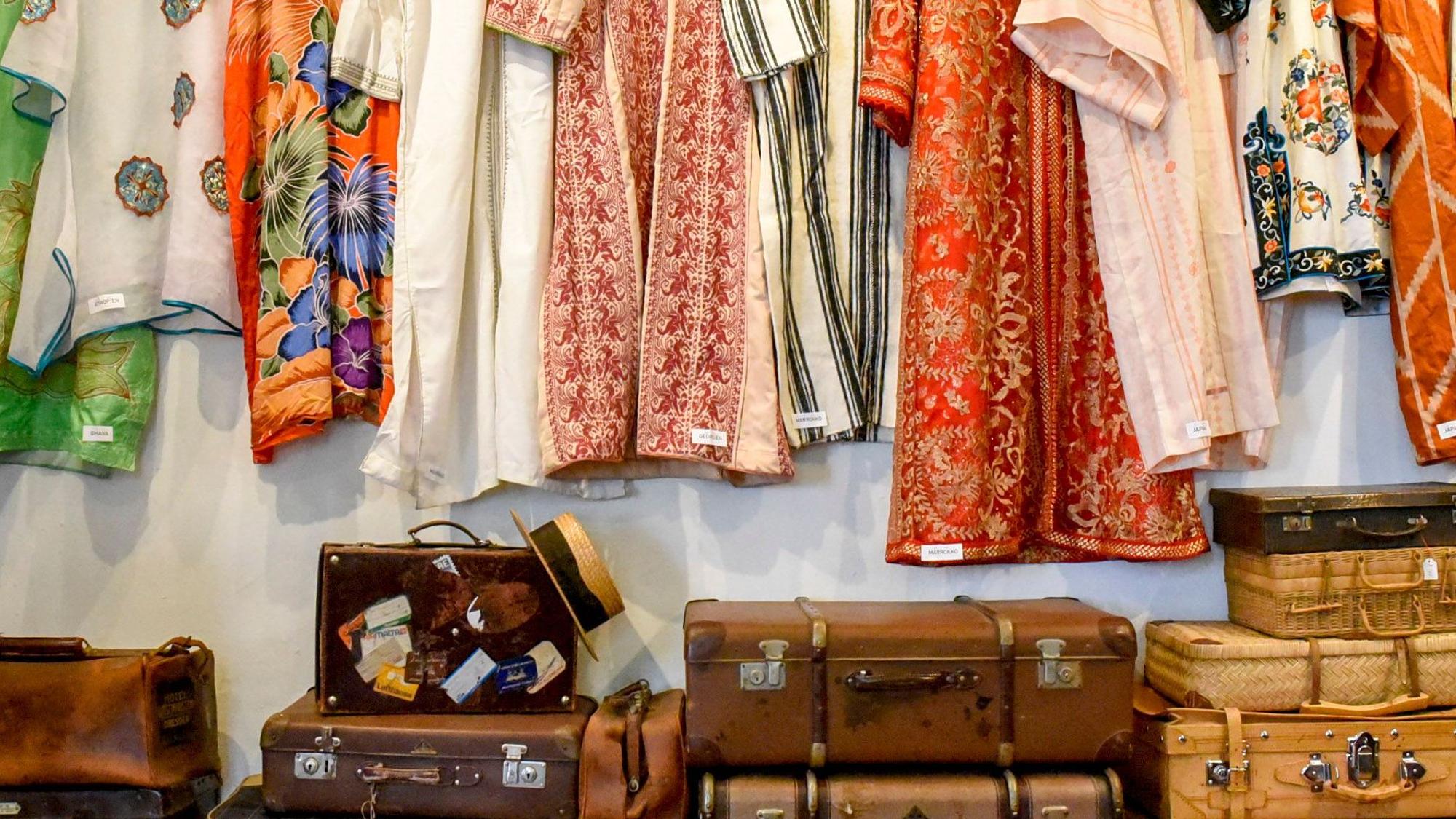 Koffer, Kleider Hüte: Eine Ansammlung an Reiseandenken ist in der aktuellen Ausstellung im Museum für Alltagsgeschichte zu sehen.