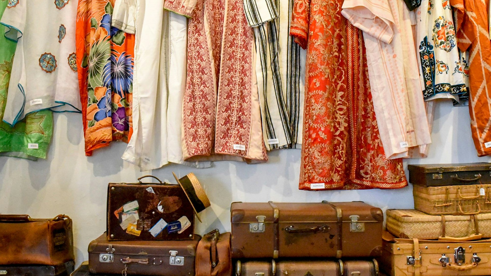 Koffer, Kleider Hüte: Eine Ansammlung an Reiseandenken ist in der aktuellen Ausstellung im Museum für Alltagsgeschichte zu sehen.