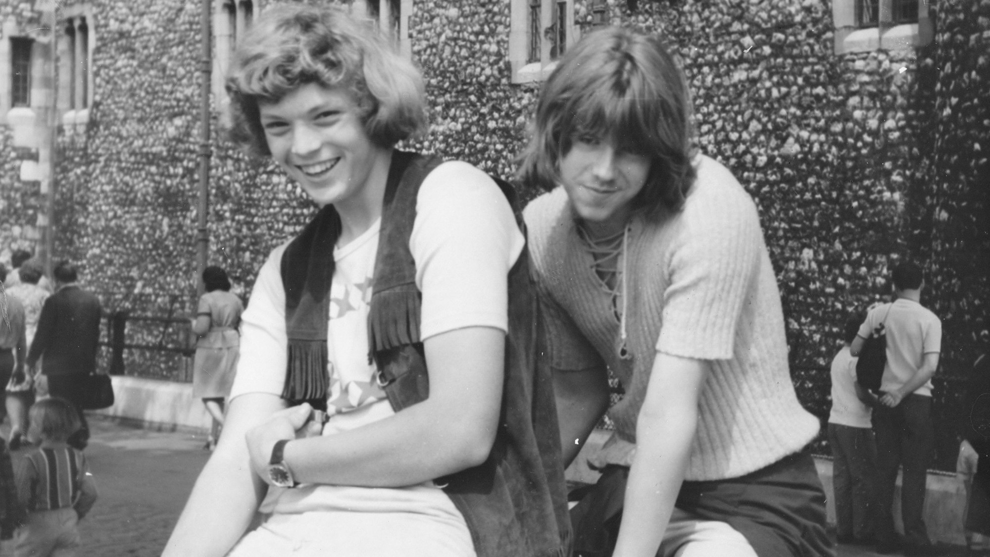 Zwei Schüler sitzen auf einer Bank.