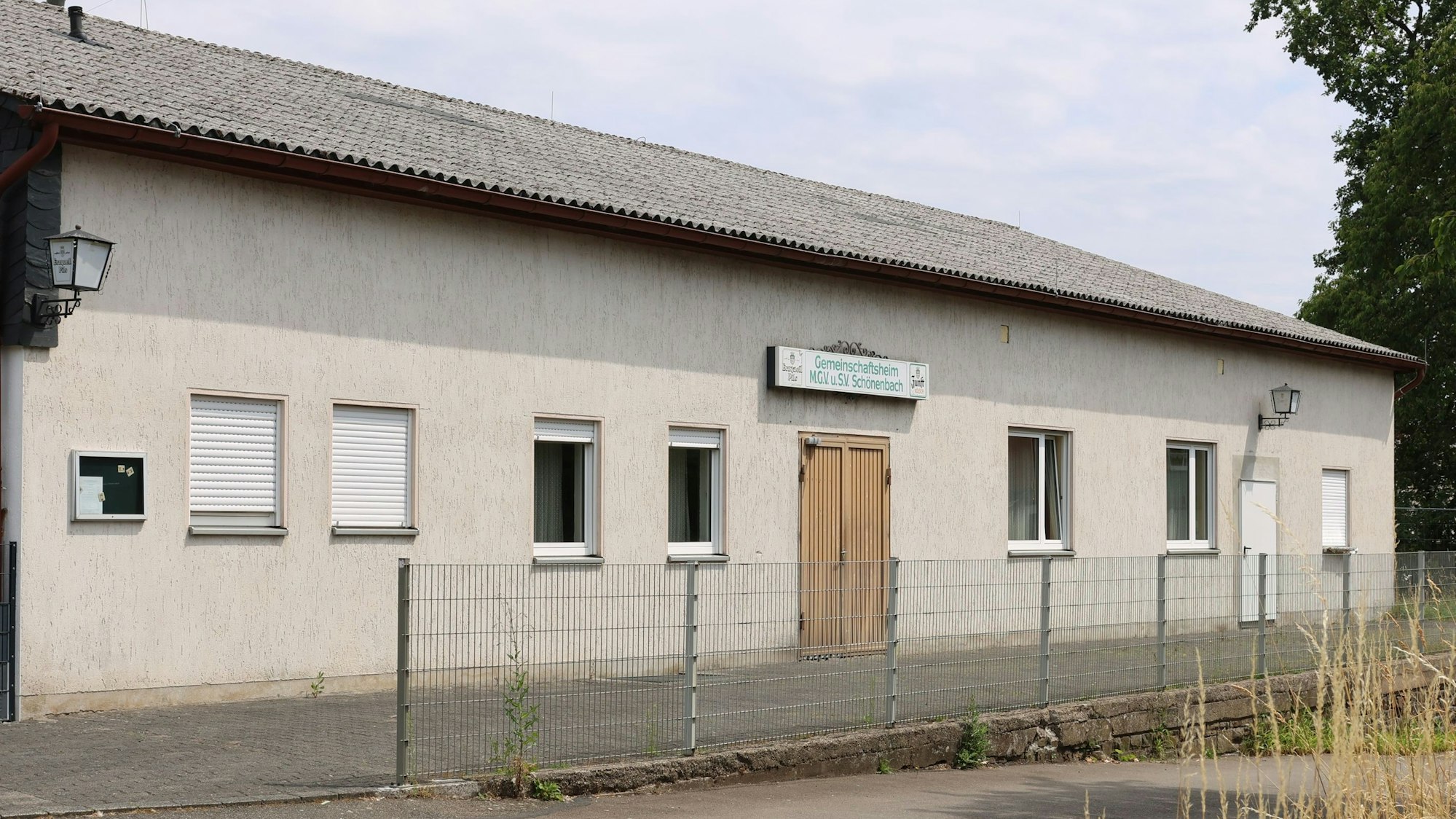 Mitten in Waldbröl-Schönenbach steht das Dorfgemeinschaftshaus. Der Eigentümer, der Fußballverein SV Schönenbach, will es verkaufen.