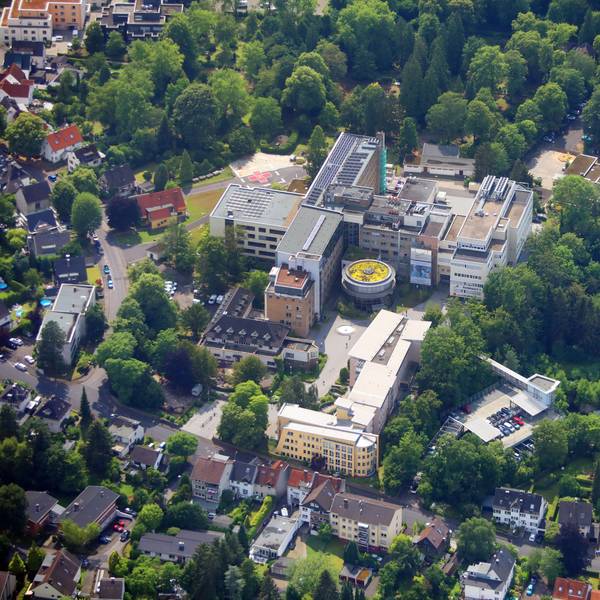 Luftbild vom Krankenhaus-Komplex und seiner Umgebung.