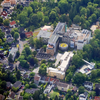Luftbild vom Krankenhaus-Komplex und seiner Umgebung.