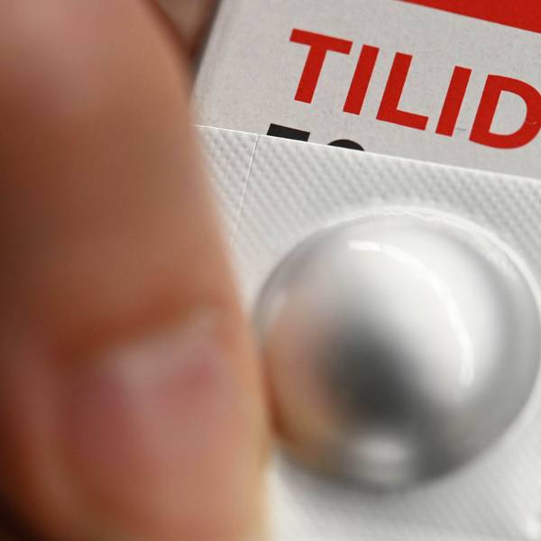 Zu sehen ist ein Blister mit einer Tablette Tilidin.