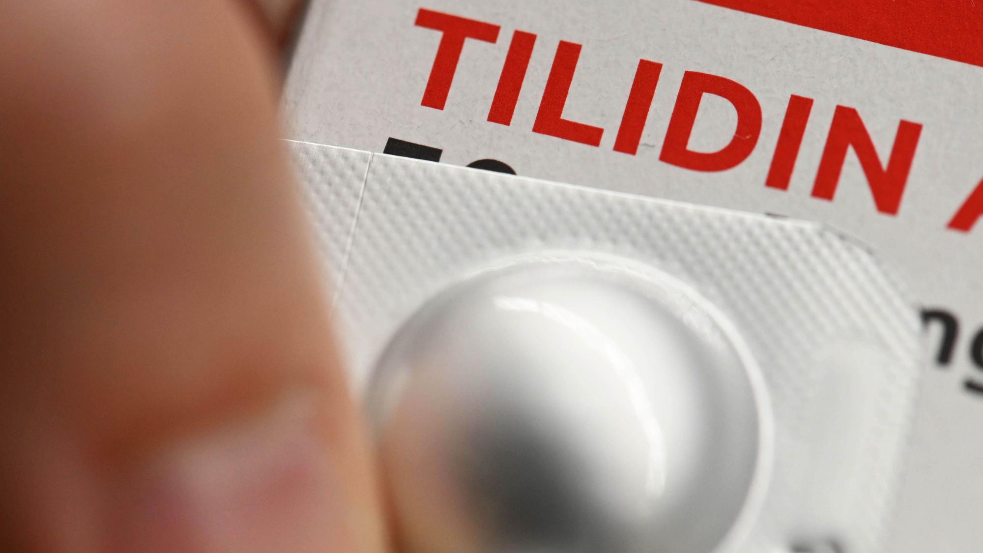 Zu sehen ist ein Blister mit einer Tablette Tilidin.
