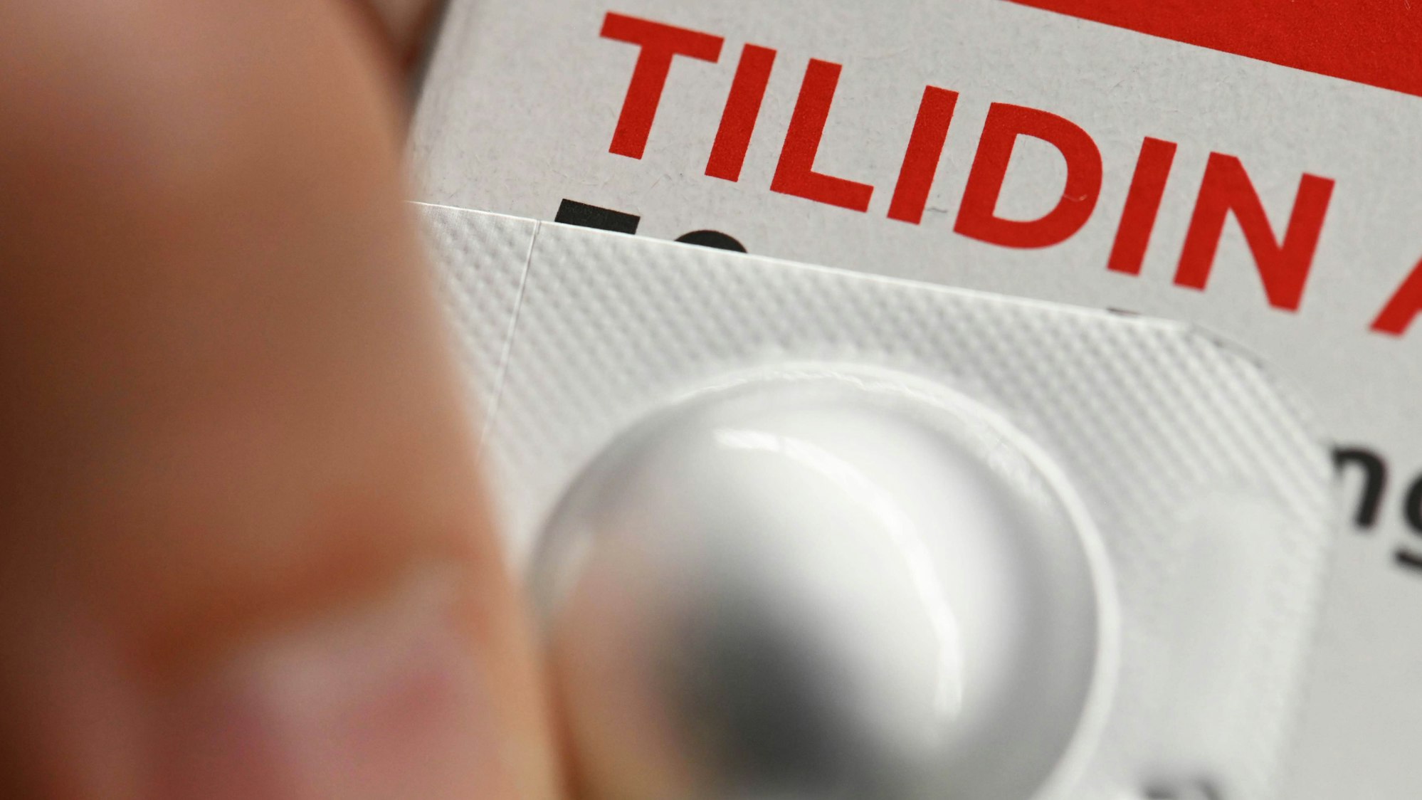 Zu sehen ist ein Blister mit einer Tablette Tilidin.