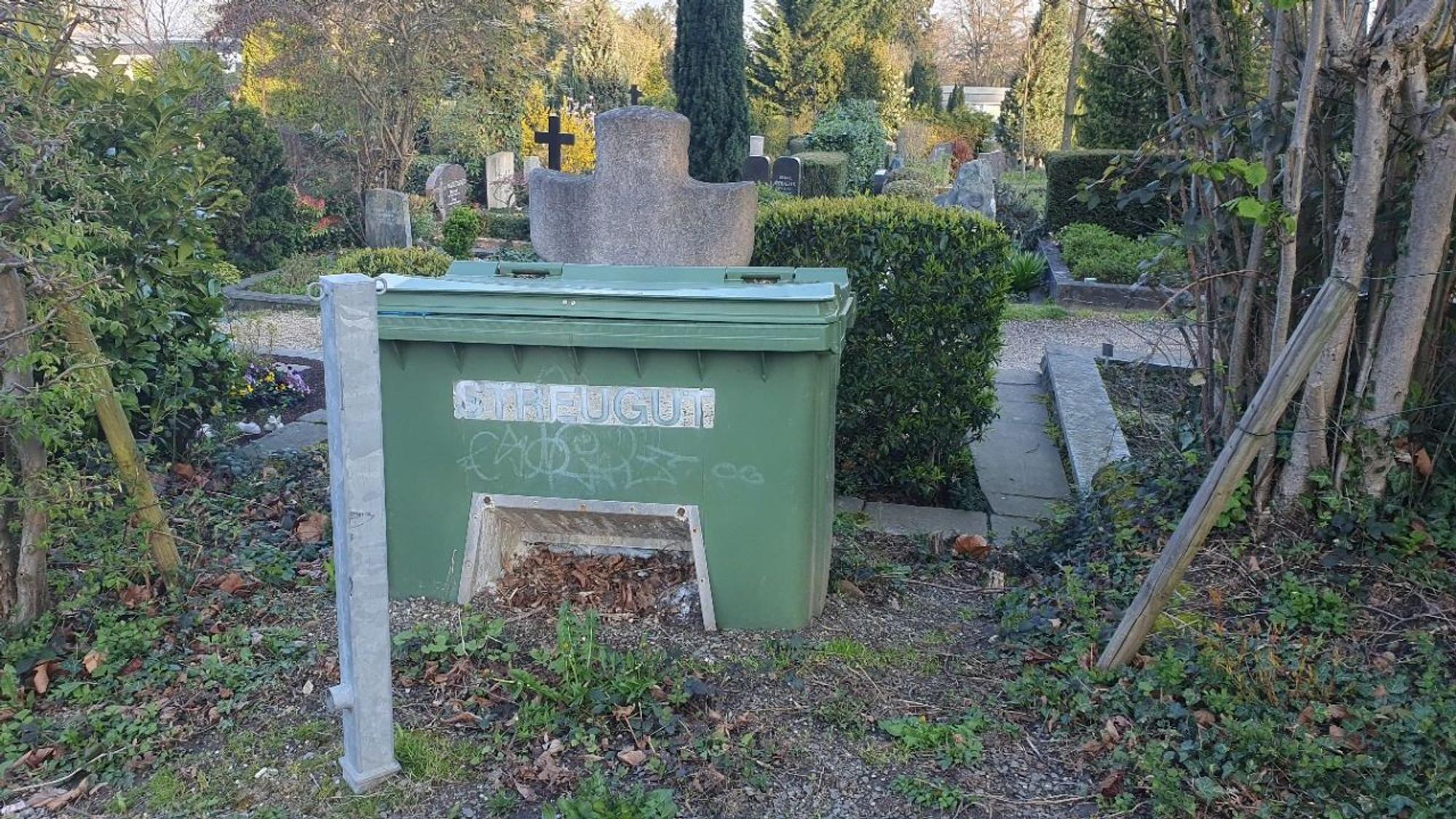 Das Foto zeigt die Grabstelle von Bernhard Rotterdam mit einer in der Nähe platzierten Kunststoffkiste.