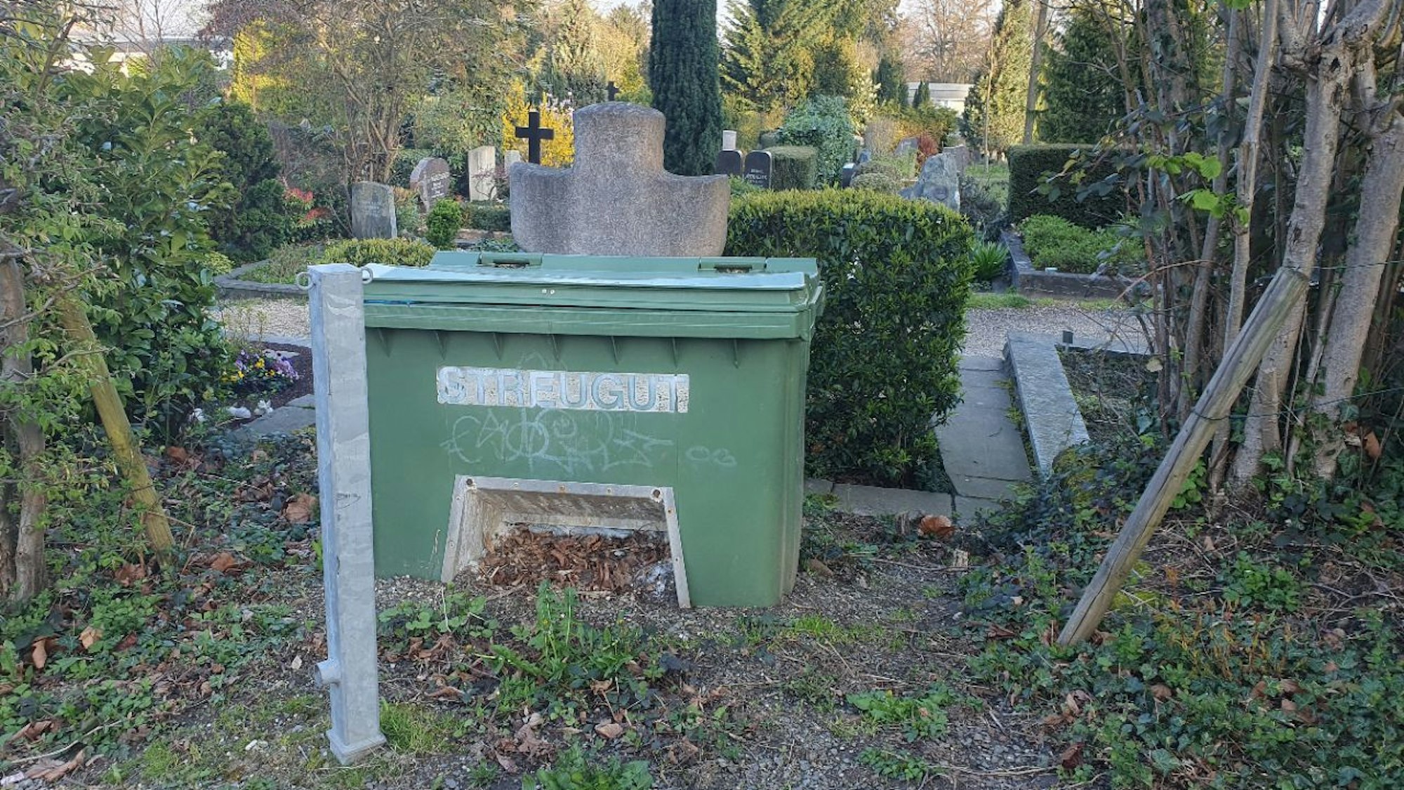 Das Foto zeigt die Grabstelle von Bernhard Rotterdam mit einer in der Nähe platzierten Kunststoffkiste.