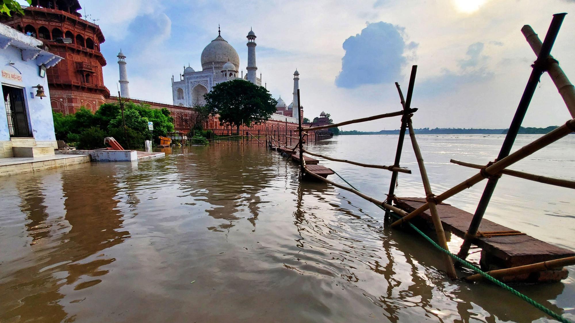 Dieses am 17. Juli aufgenomme Foto zeigt die überfluteten Flussufer des Yamuna in Agra, Indien. Das Wasser reicht fast bis an das Welterbe Taj Mahal.