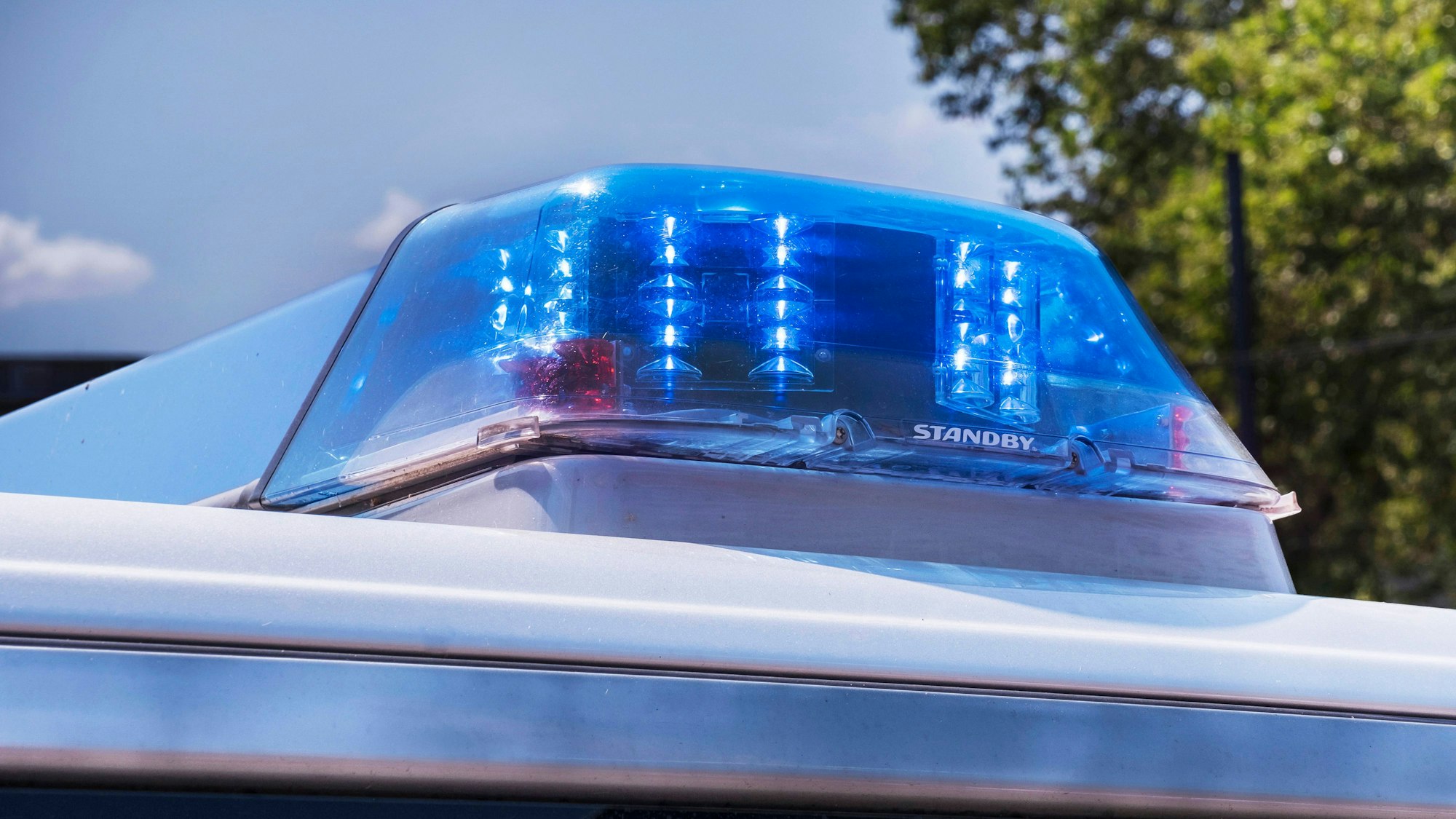 Blaulicht an einem Polizeiwagen.