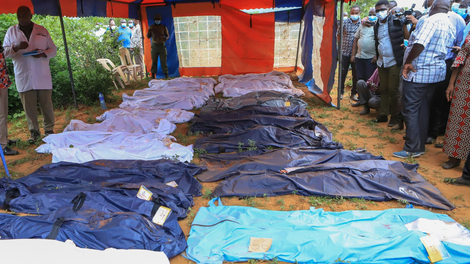 Leichensäcke werden an dem Ort ausgelegt, an dem Dutzende von Leichen in flachen Gräbern im Dorf Shakahola in der Nähe der Küstenstadt Malindi im Süden Kenias gefunden worden sind. (Archivbild)