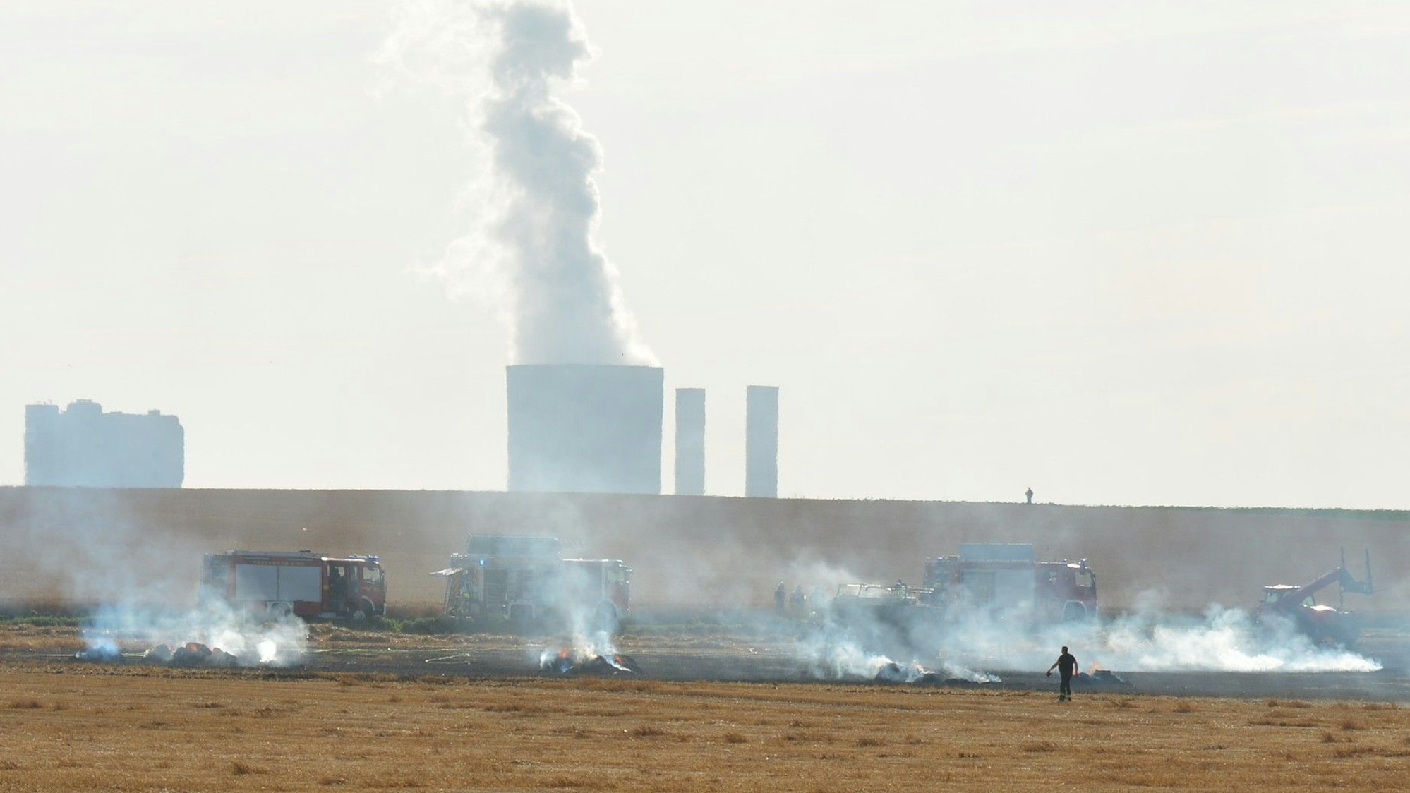 Das Bild zeigt ein qualmendes Stoppelfeld nach einem Brand.
