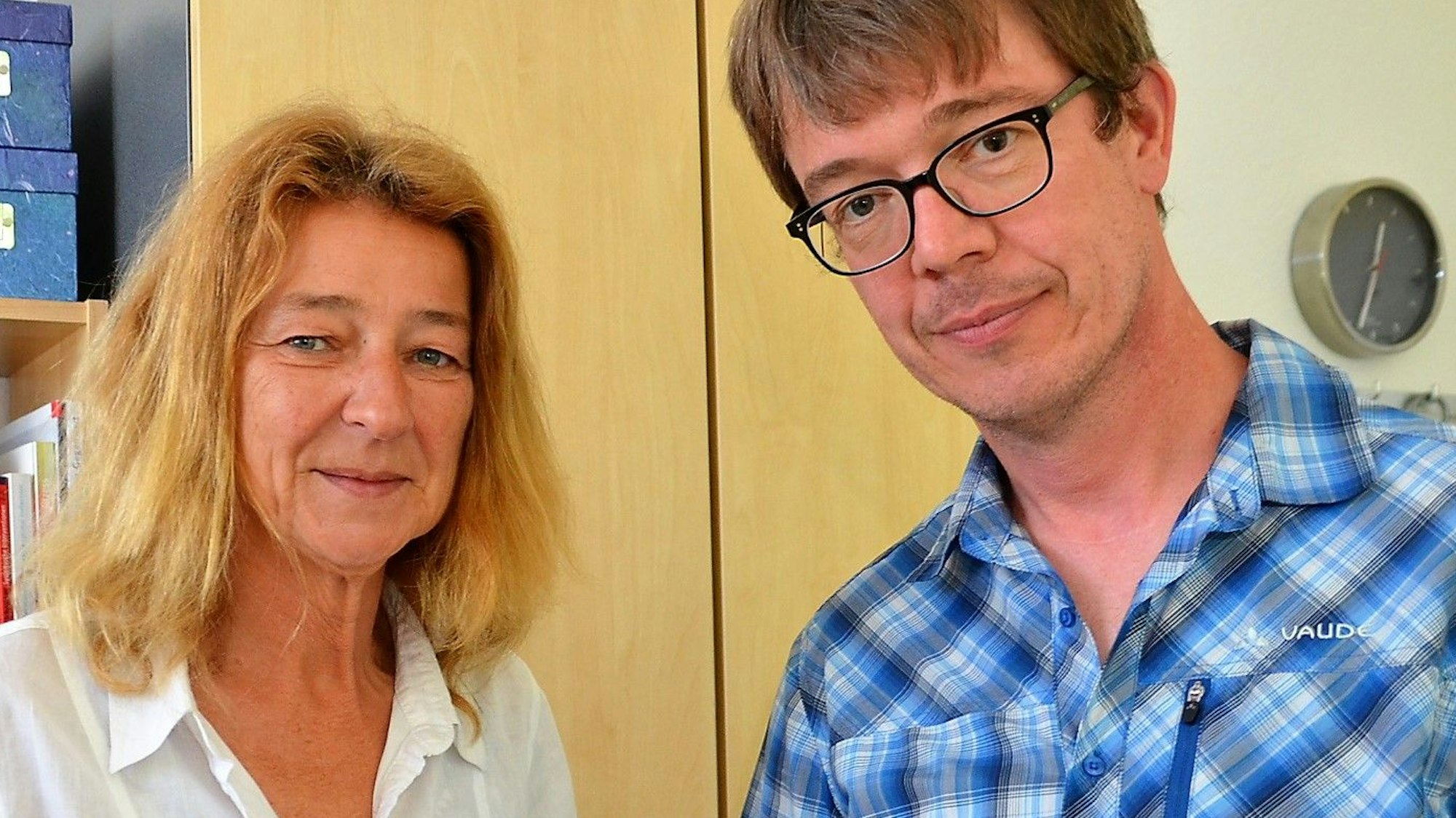 Christina Köster und Markus Würtz stehen nebeneinander und schauen in die Kamera.