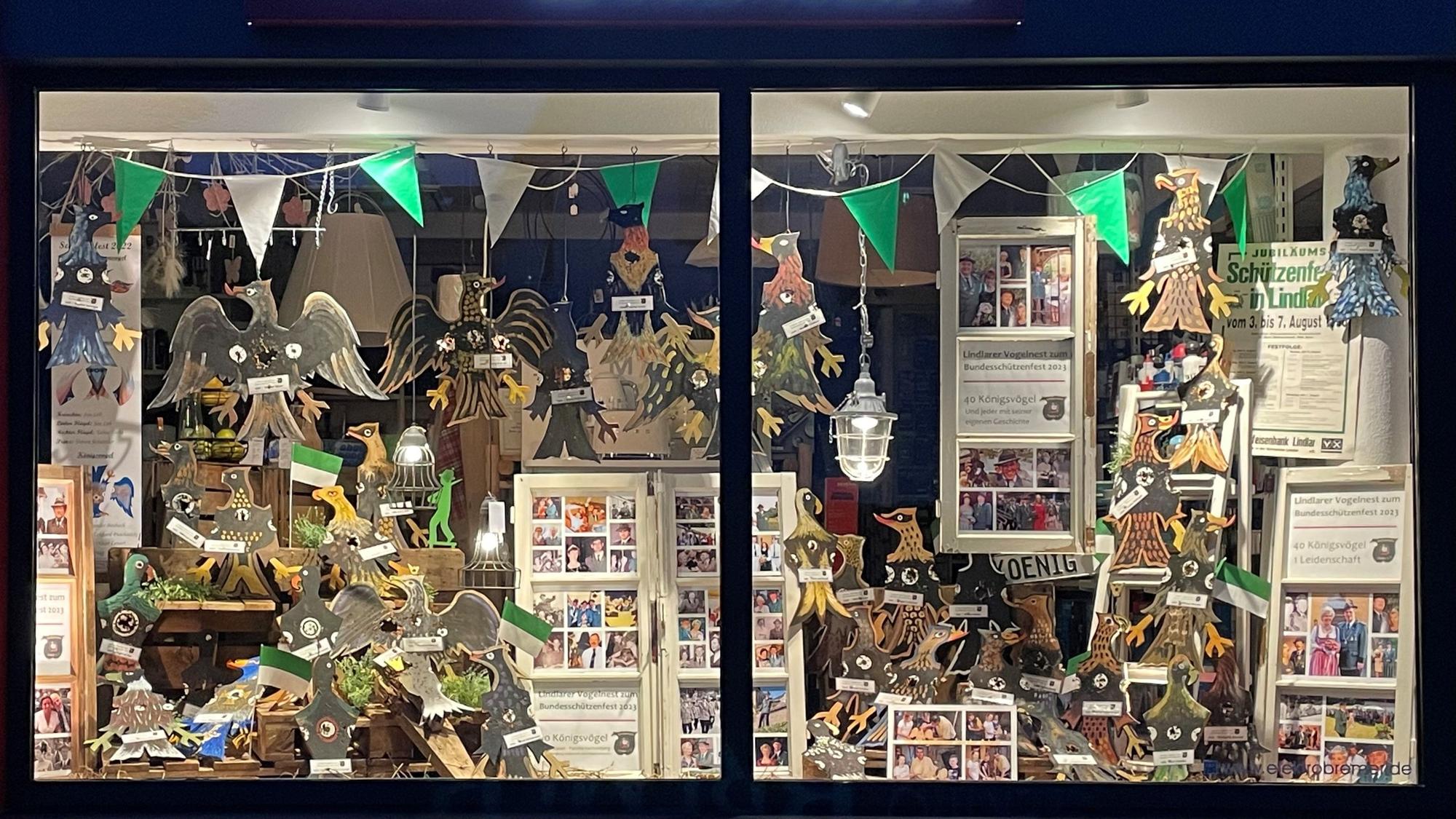 Schaufenster von Elektro Bremer in Lindlar mit einer Ausstellung historischer Schützenvögel.