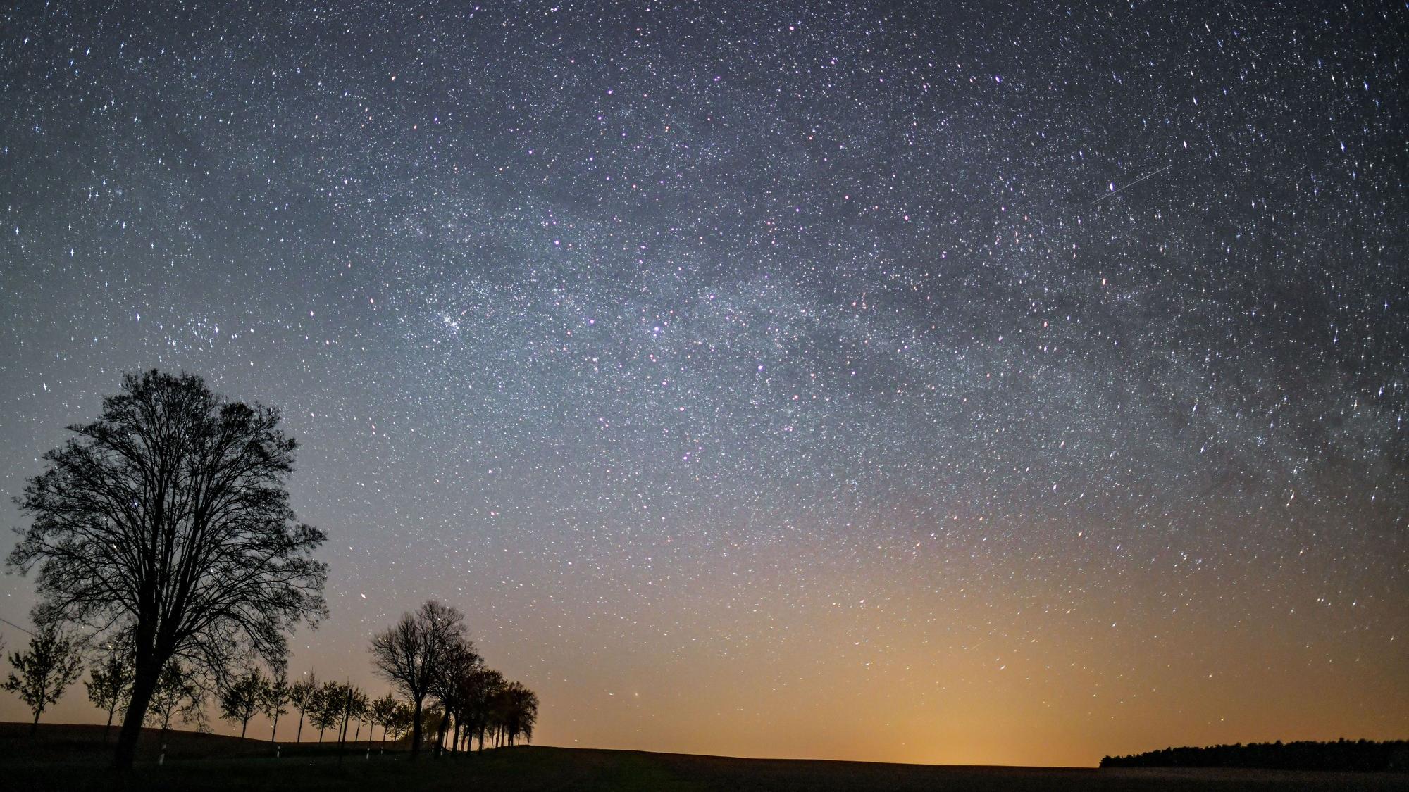 Voraussetzung für das Erhaschen von zahlreichen Sternschnuppen: Eine klare Nacht und kein künstliches Licht in der Umgebung.