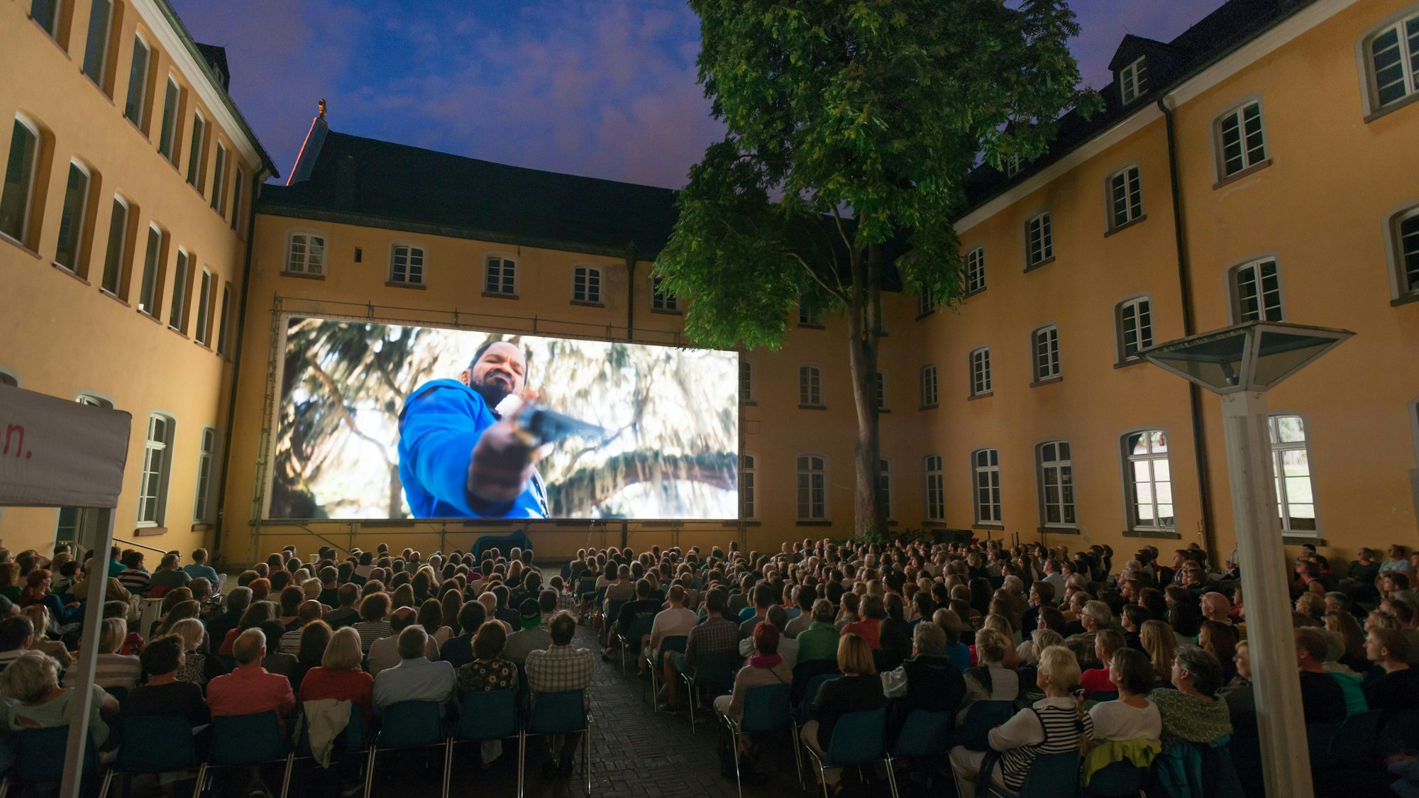 Das Foto zeigt eine Filmvorführung im Innenhof des Brühler Rathauses.