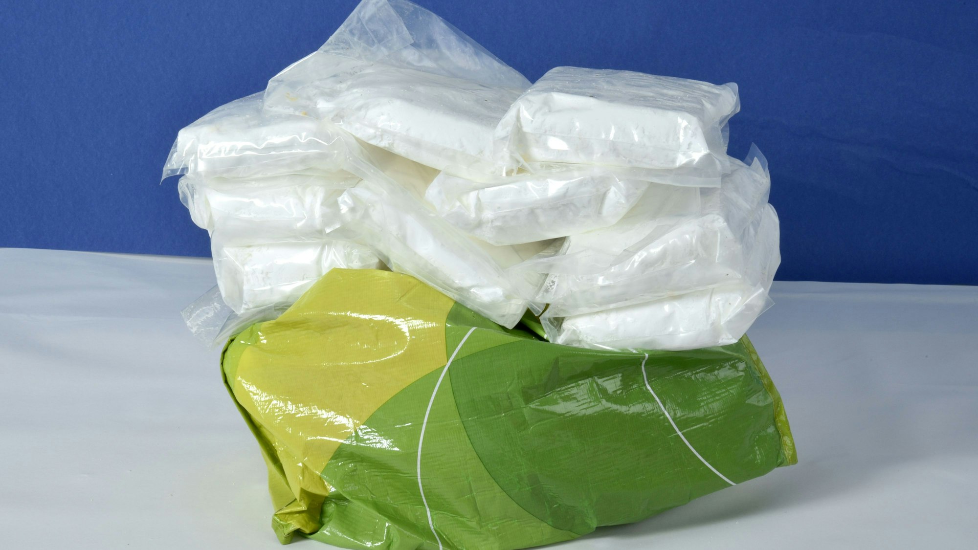 Das Symbolbild zeigt von der Polizei sichergestellte Amphetamine.