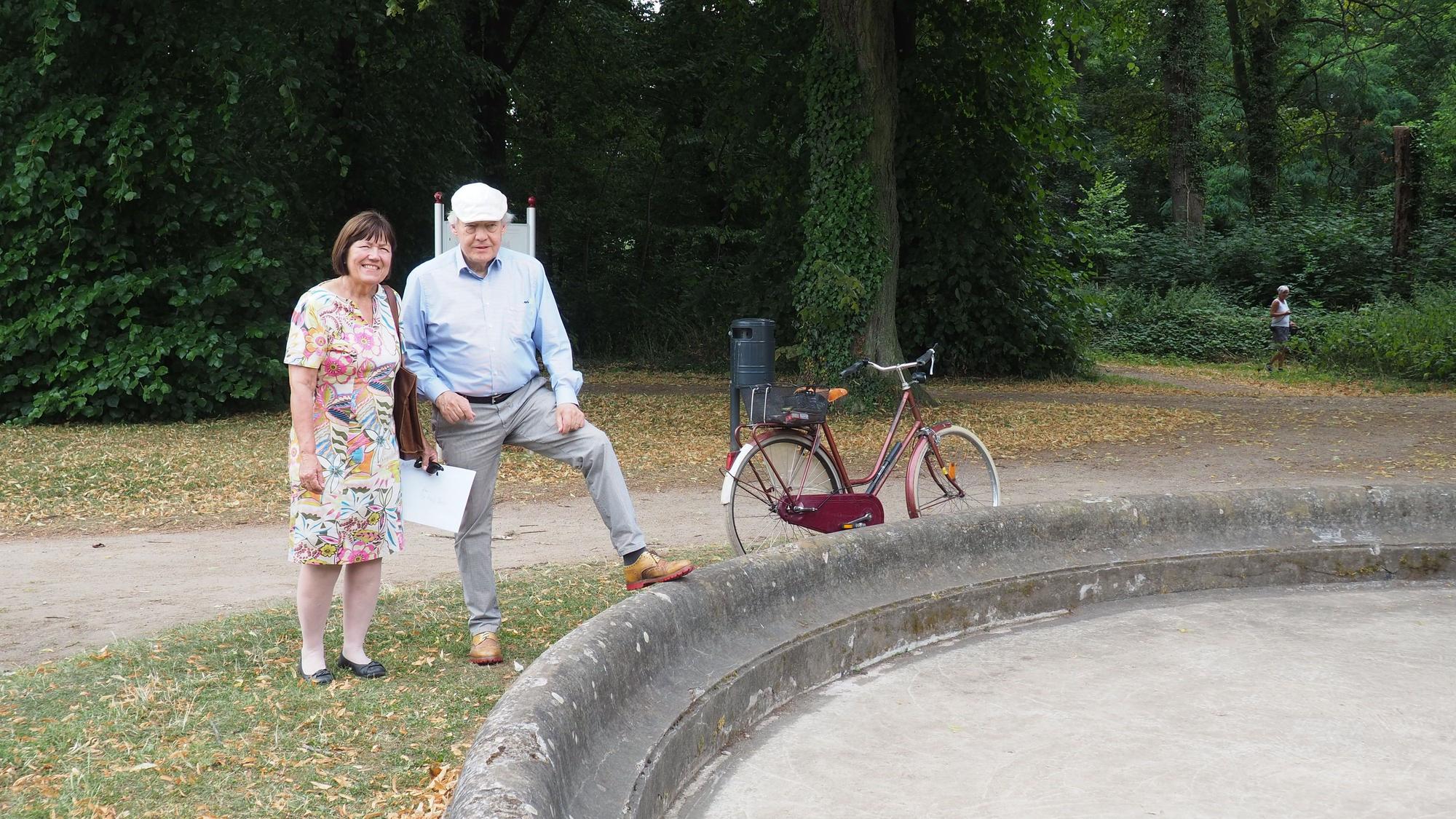Vereinsvorsitzende Gisela Heugel und ihr Vize Rolf Beißwenger geben die Hoffnung nicht auf, dass der große Springbrunnen irgendwann wieder sprudelt.