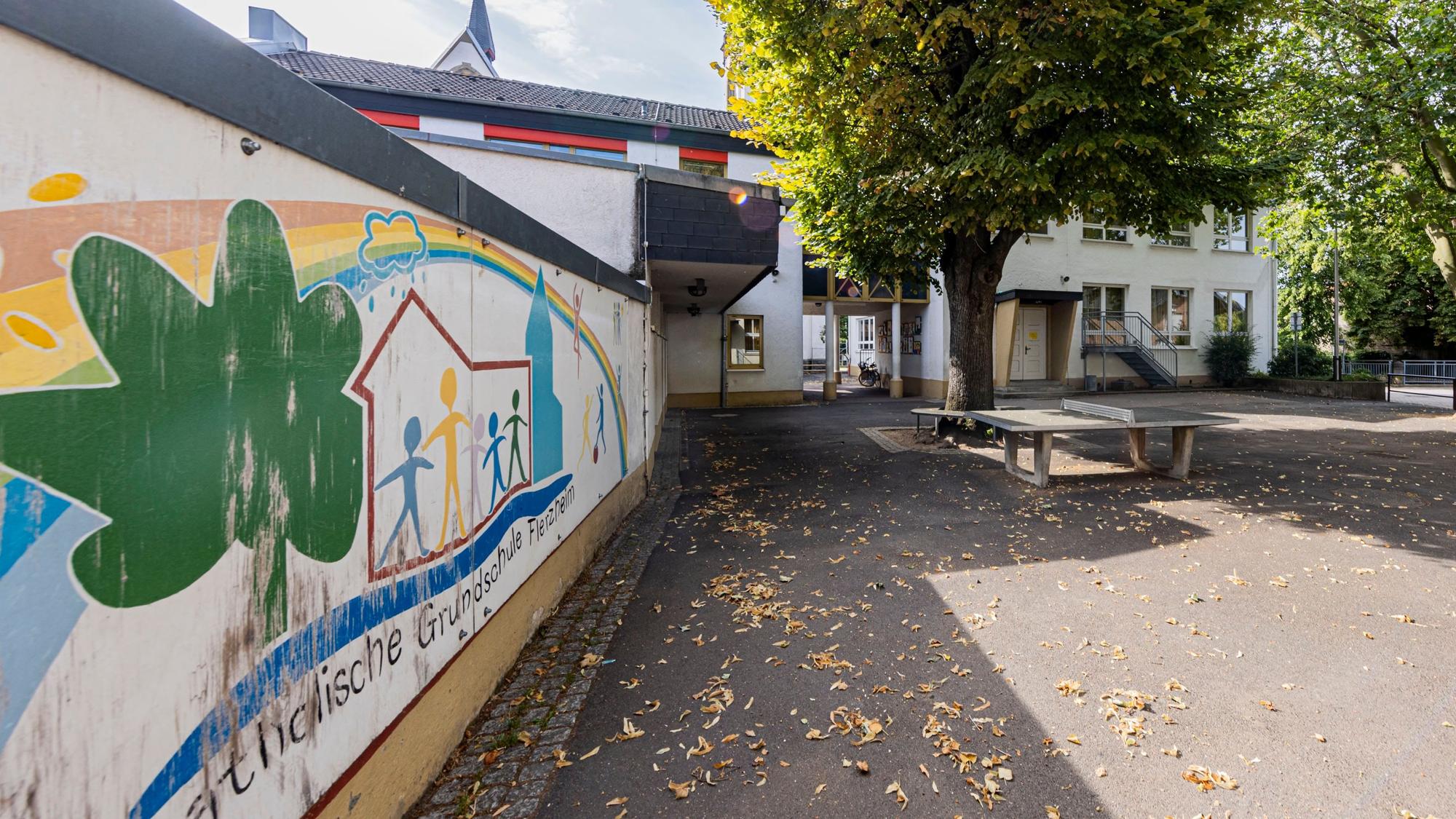 Grundschule in Flerzheim von außen.
