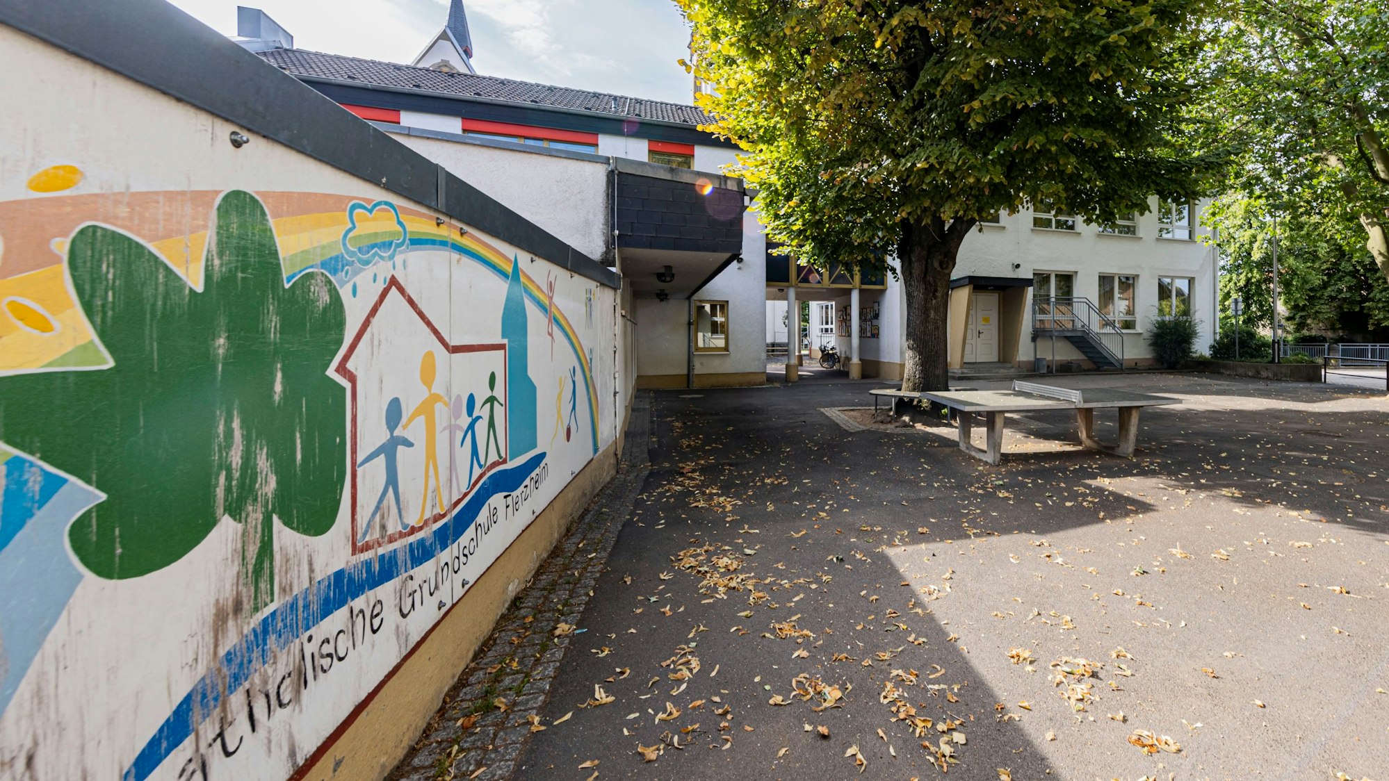 Grundschule in Flerzheim von außen.