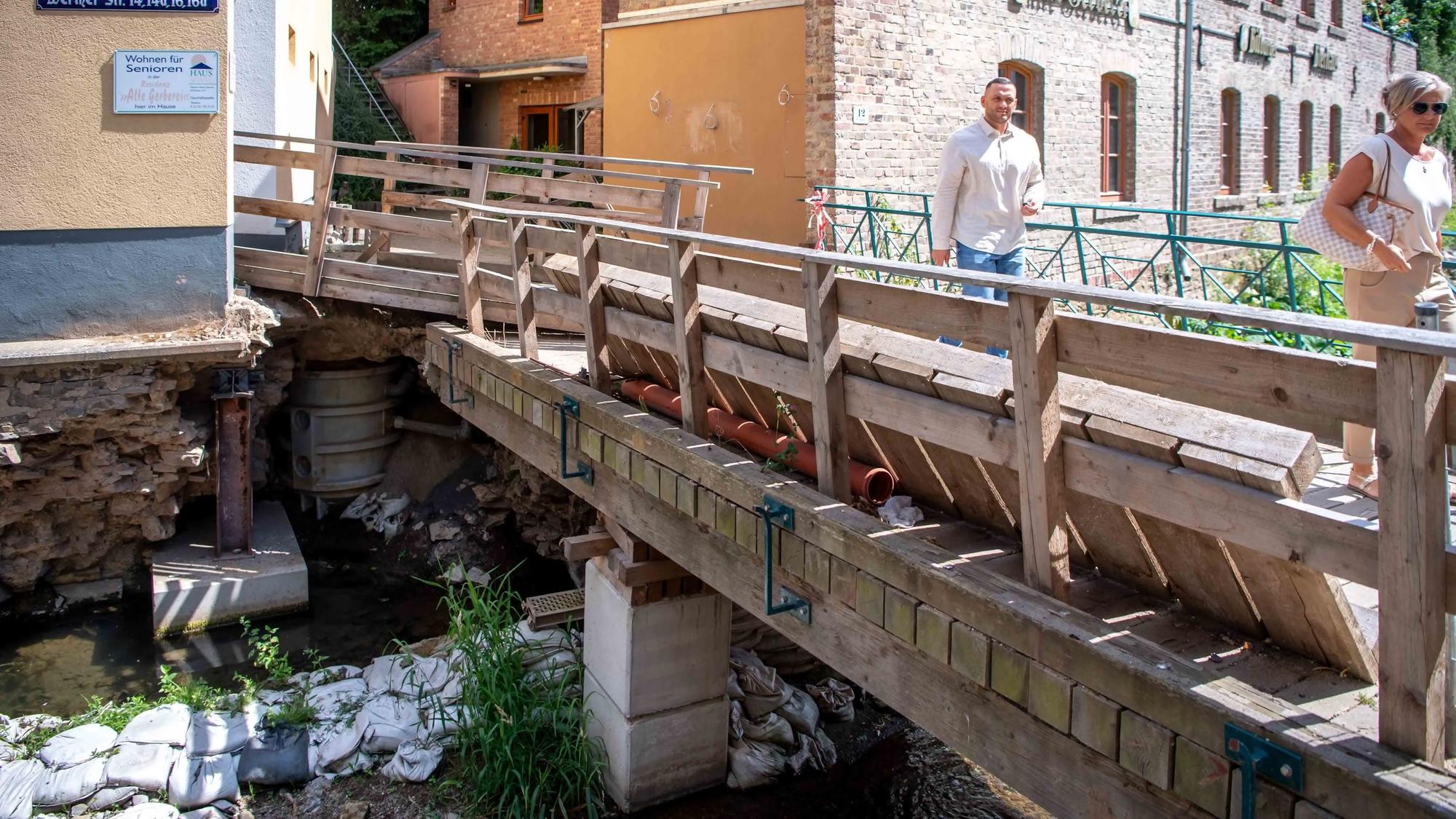 Das Bild zeigt die bei der Flut stark beschädigte Brücke zum Bitburger Bierhaus in Bad Münstereifel.