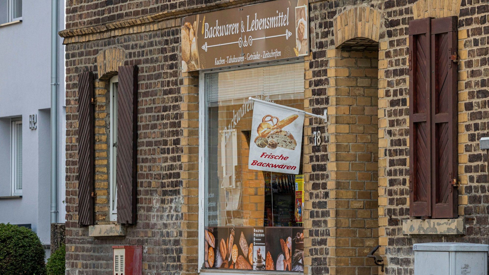 Der kleine Laden „Backwaren und Lebensmittel“ in Flerzheim von außen.