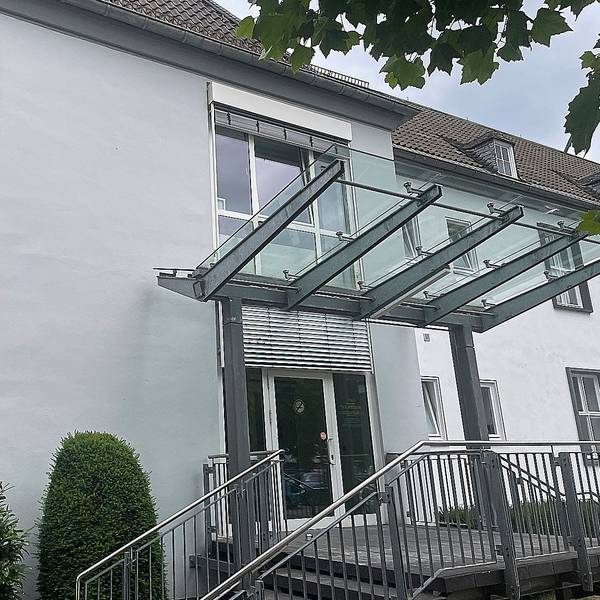 Das Foto zeigt den Eingangsbereich des Amtsgerichts in Gemünd.