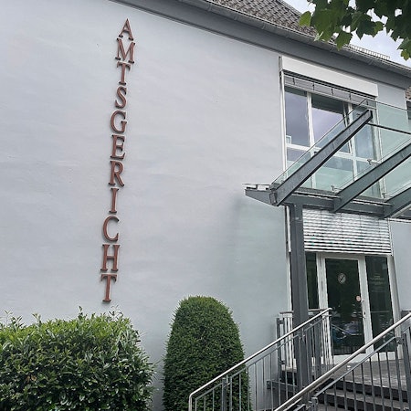 Das Foto zeigt den Eingangsbereich des Amtsgerichts in Gemünd.