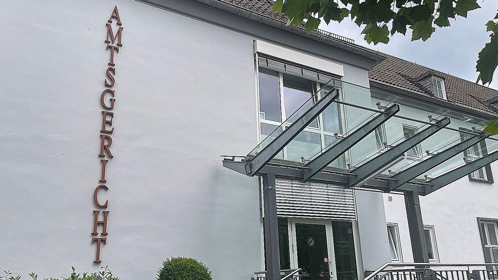 Das Foto zeigt den Eingangsbereich des Amtsgerichts in Gemünd.