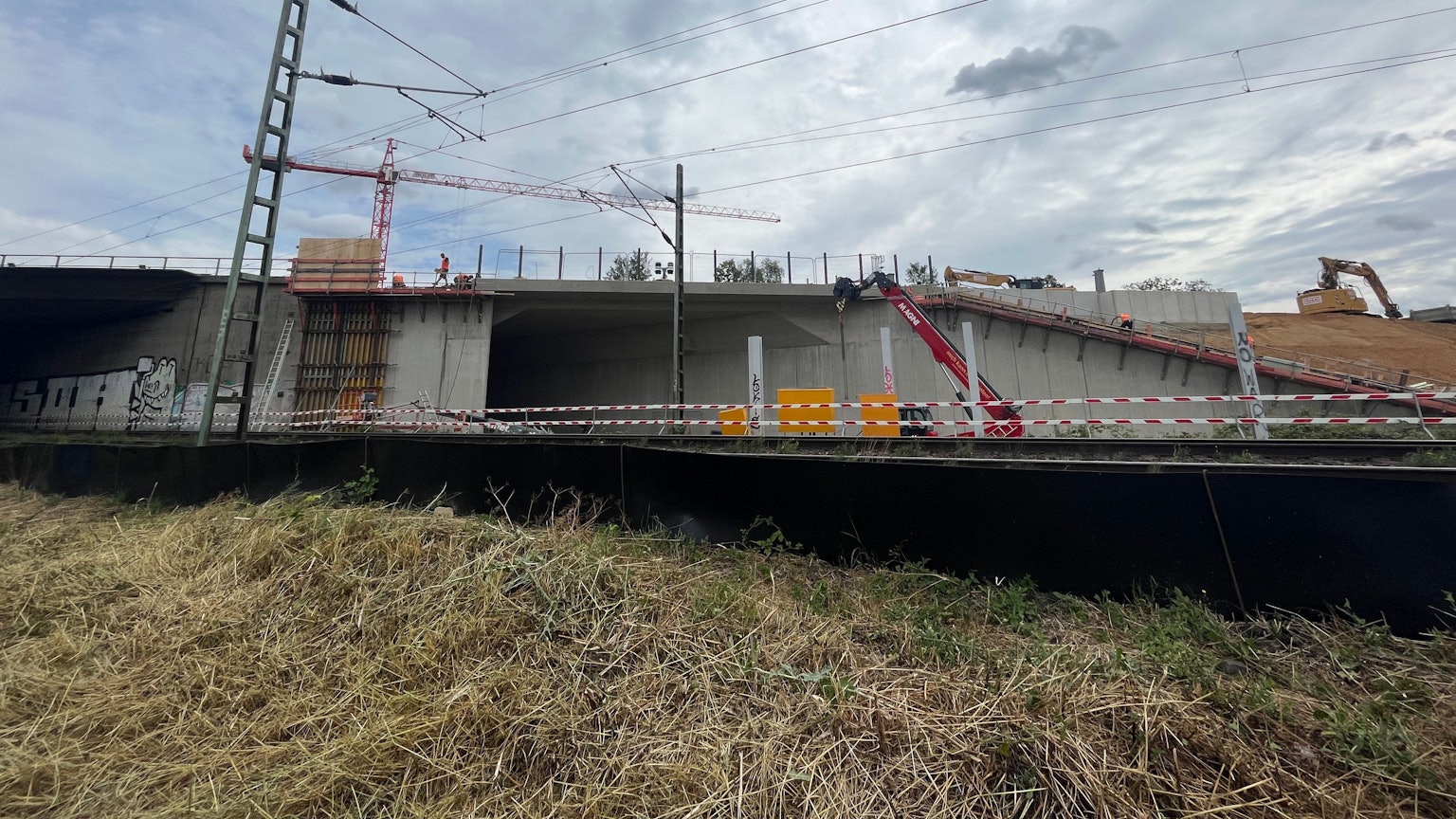 Eine Baustelle an der Bahnstrecke.
