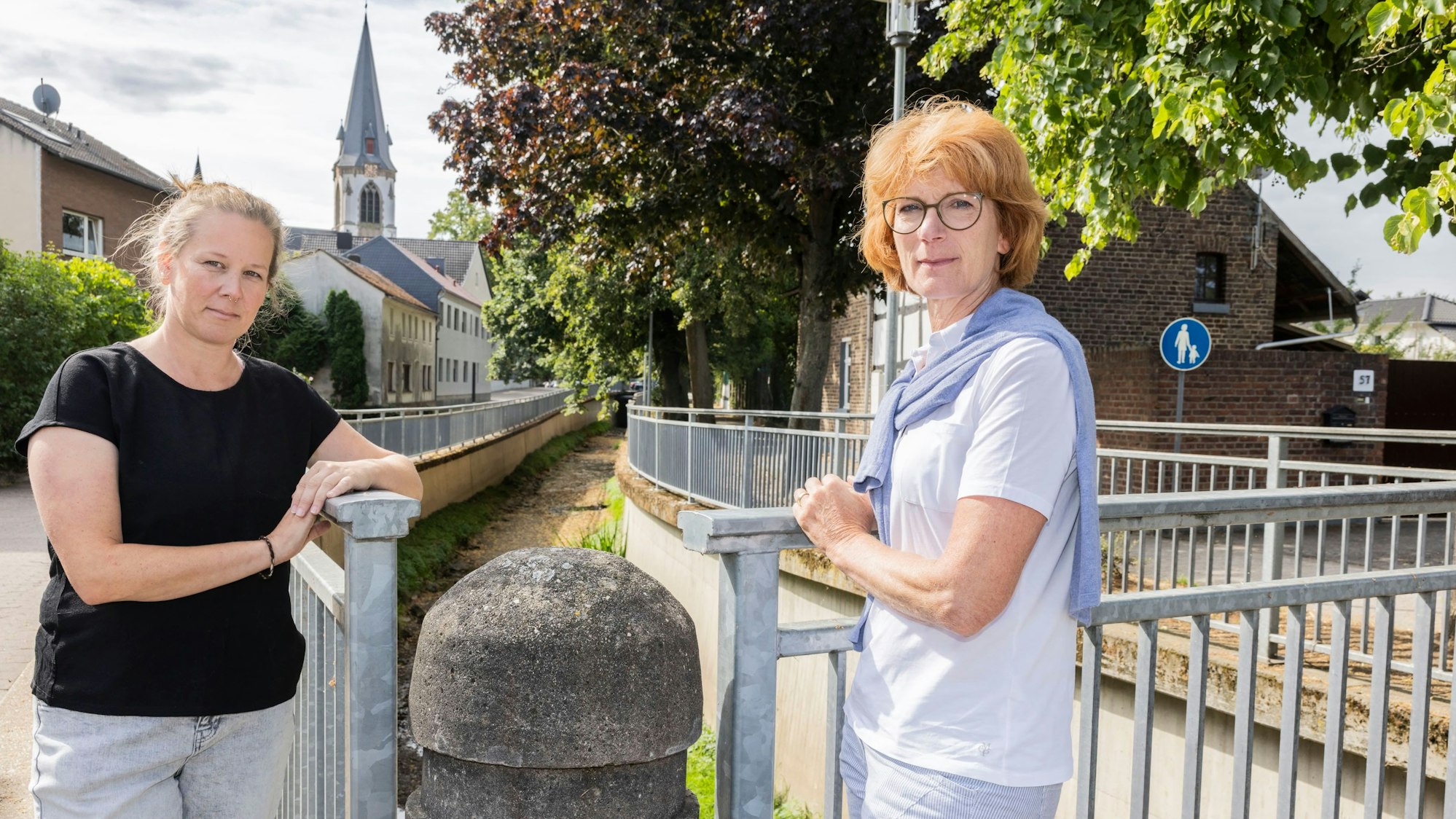 Anwohnerin Judith Mengel und Ortsvorsteherin Ellen Schüller stehen am Swistbach in Flerzheim.