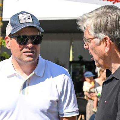 Der frühere Radrennfahrer Jan Ullrich steht am Streckenrand bei den Ehrengästen.