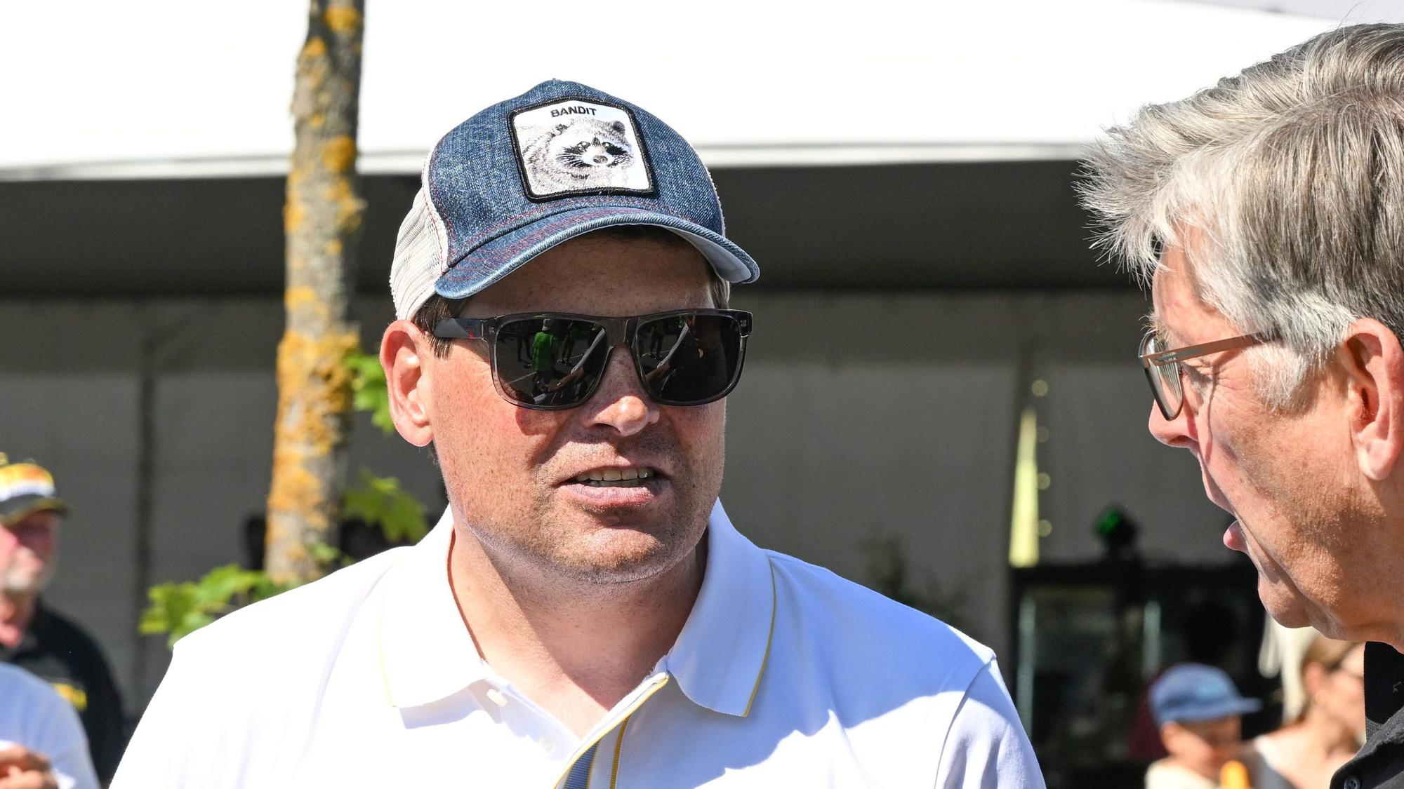 Der frühere Radrennfahrer Jan Ullrich steht am Streckenrand bei den Ehrengästen.