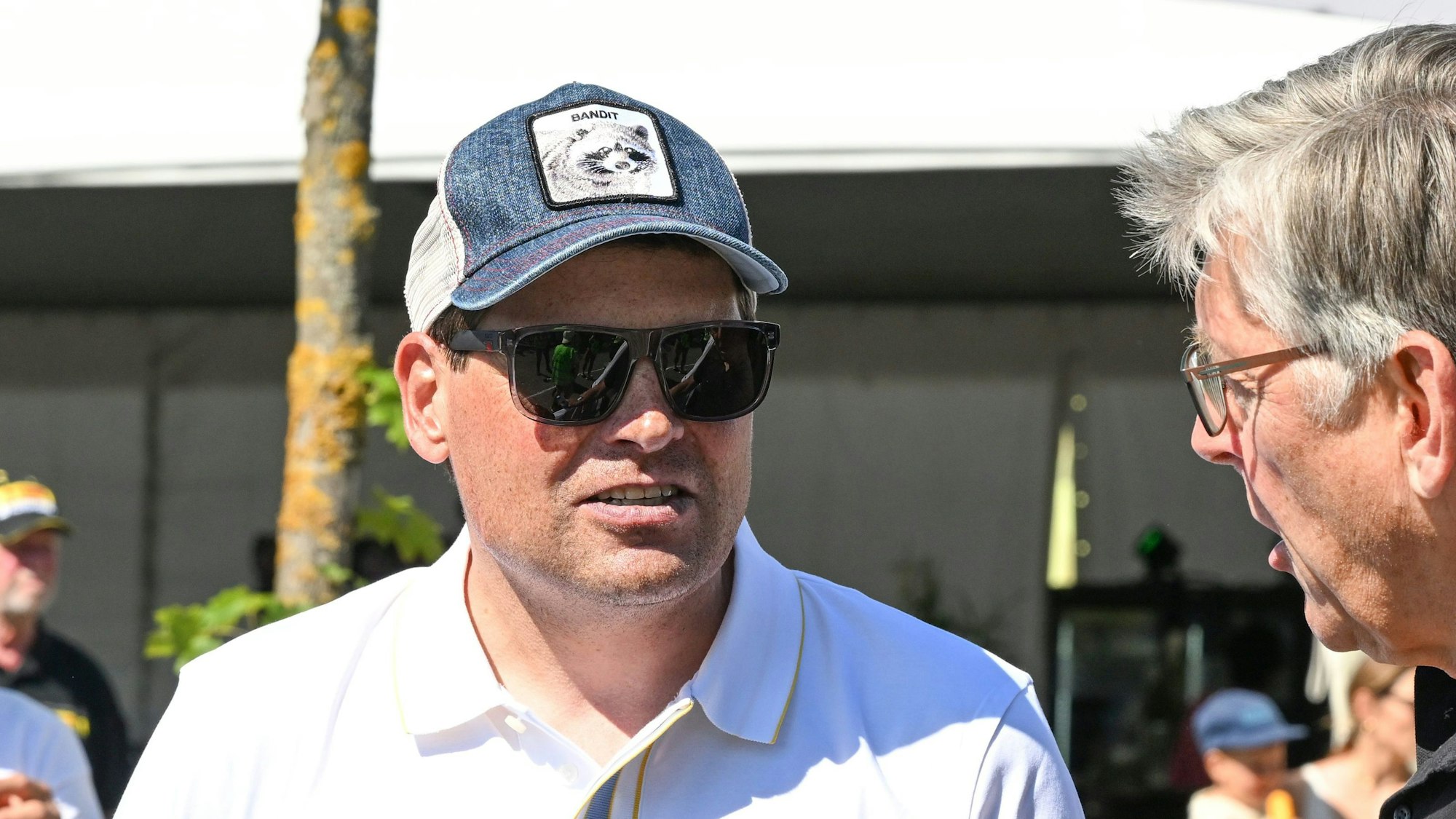 Der frühere Radrennfahrer Jan Ullrich steht am Streckenrand bei den Ehrengästen.