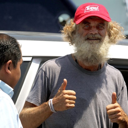 Der australische Hobby-Seemann Tim Shaddock gibt zwei Daumen hoch bei der Ankunft im Hafen von Manzanillo in Mexiko.