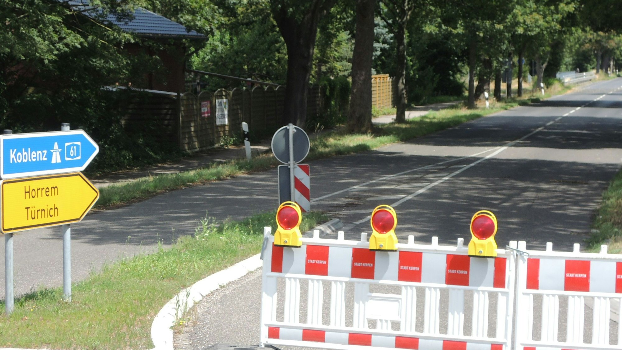Unter der Kölner Straße brach in er Nähe der Erftbrücke ein Frischwasserrohr. Die Kölner Straße wurde zwischen dem Kreisverkehr in Kerpen und der Kreuzung an Burg Mödrath gesperrt und war auch Mittwochmittag noch dicht