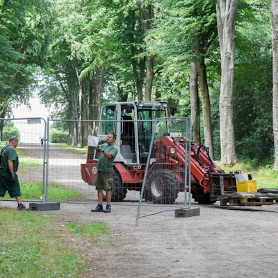 Das Foto zeigt einen durch Metallzäune gesperrten Weg im Schlosspark Brühl.