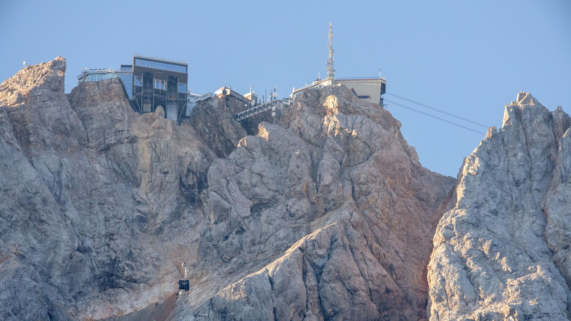 Die Zugspitze mit der Bergstation der neuen Zugspitz-Seilbahn. Im Hintergrund ist eine Aussichtsplattform für Besucher zu sehen.